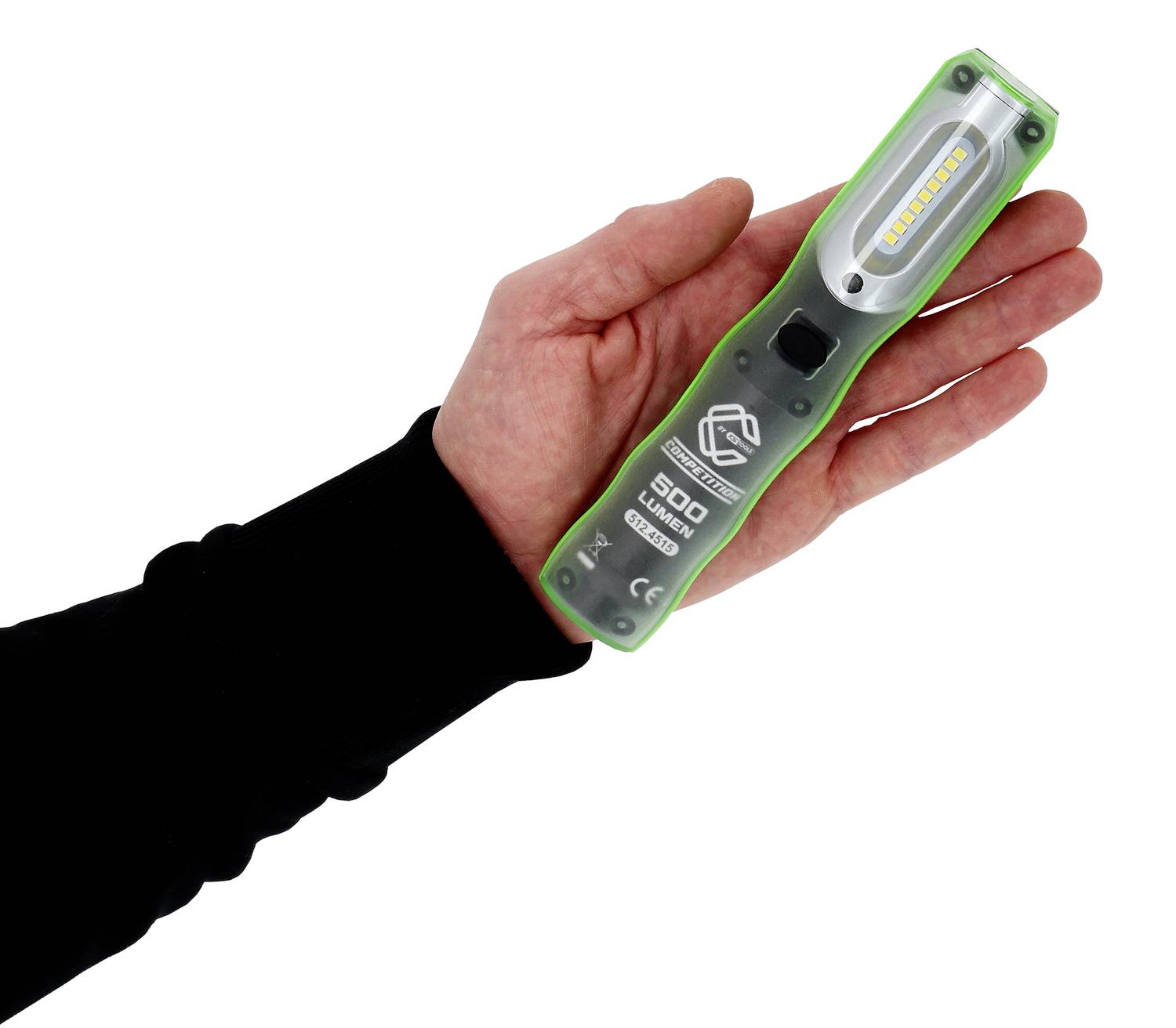 Jedna ruka drží zelenou LED svítilnu s nápisem '500 LUMENŮ'.