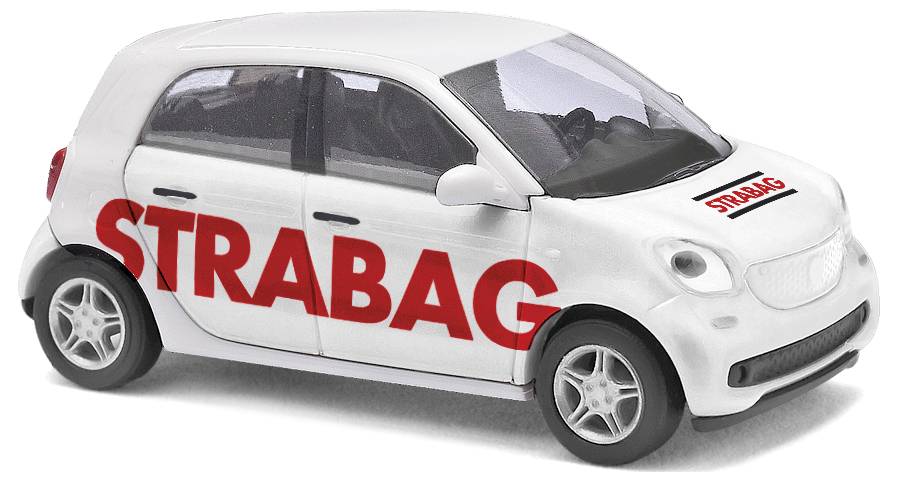 Bílé hračkové auto s červeným logem STRABAG na boku a kapotě. Auto je modelem moderního malého vozu.