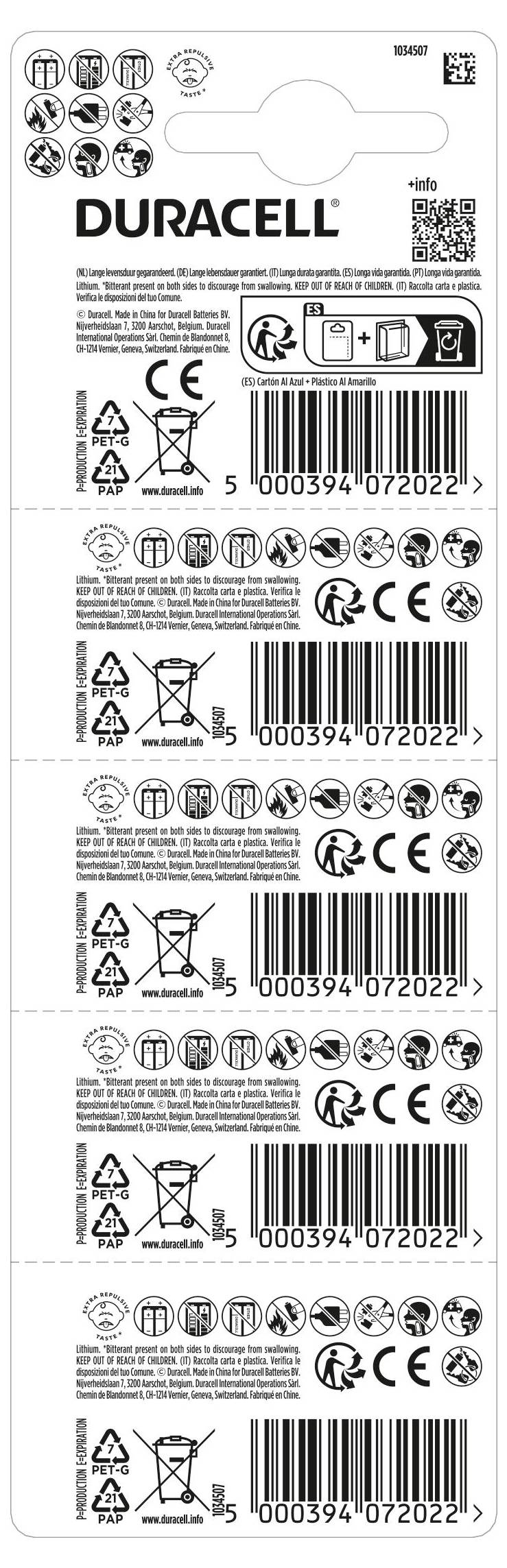 Zadní strana obalu baterie 'Duracell' s čárovým kódem, bezpečnostními symboly, informacemi o recyklaci a logy shody, jako je CE a RoHS.