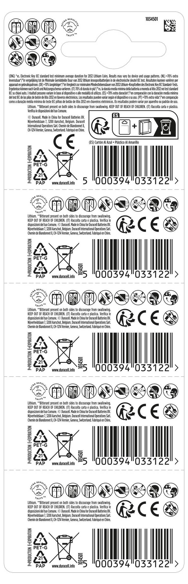 'Etiketa bateriového balení obsahující značku CE, ikony recyklace, symboly pro odstraňování odpadu a více čárových kódů s kódy produktů pro identifikaci.'