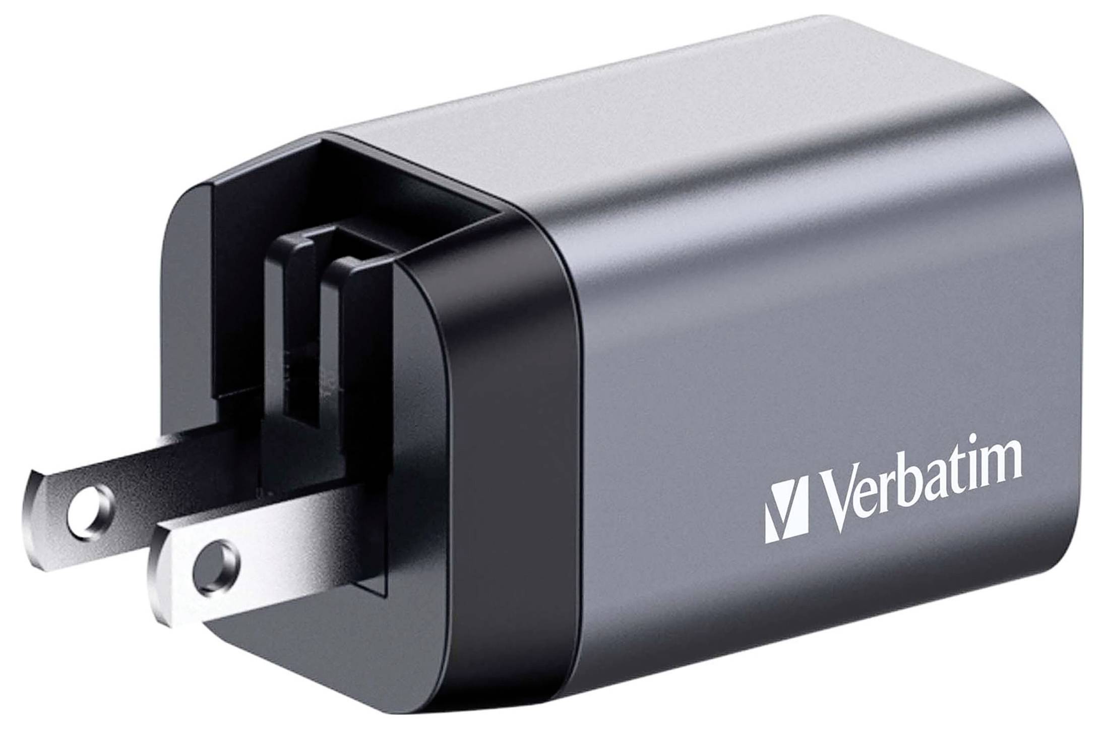 Šedá nabíječka s USB portem a dvěma elektrickými kontakty, na straně viditelný firemní název 'Verbatim'.