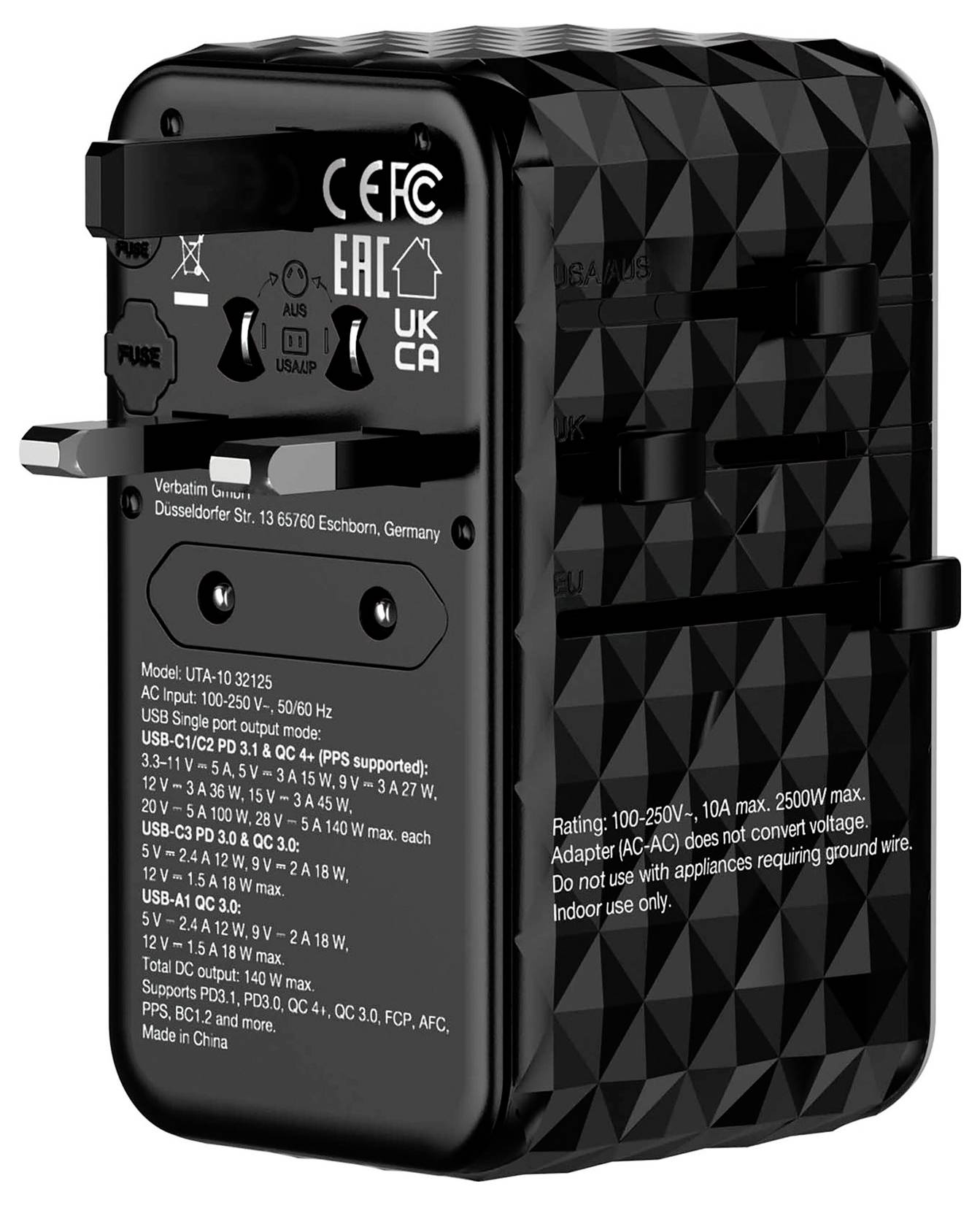 Černý čtvercový cestovní adaptér s několika elektrickými zásuvkami a USB porty. Certifikace a technické specifikace jsou viditelné.