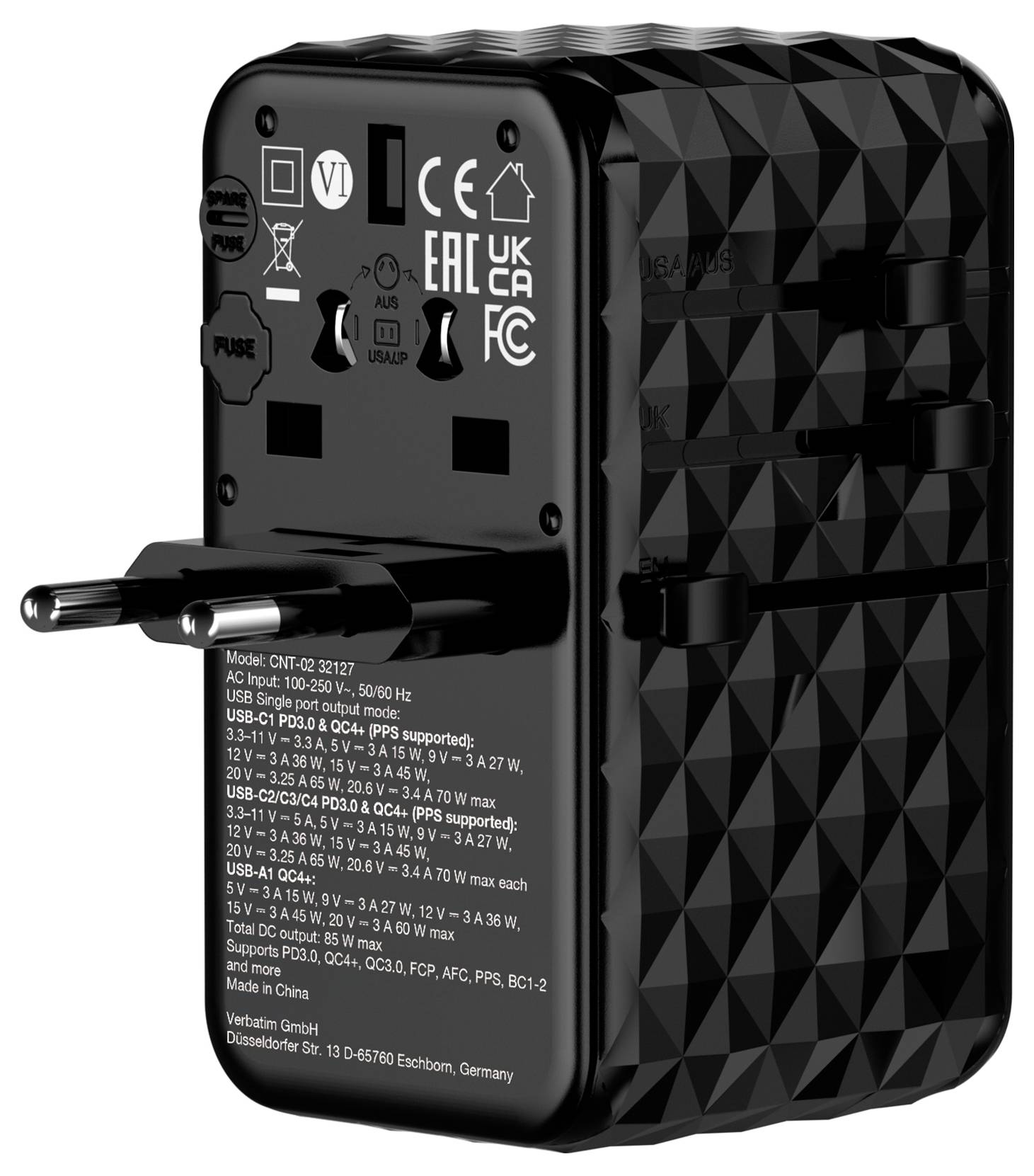 Nabíječka s evropskou zástrčkou a několika USB porty. Text na zadní straně poskytuje informace o modelu a bezpečnosti.