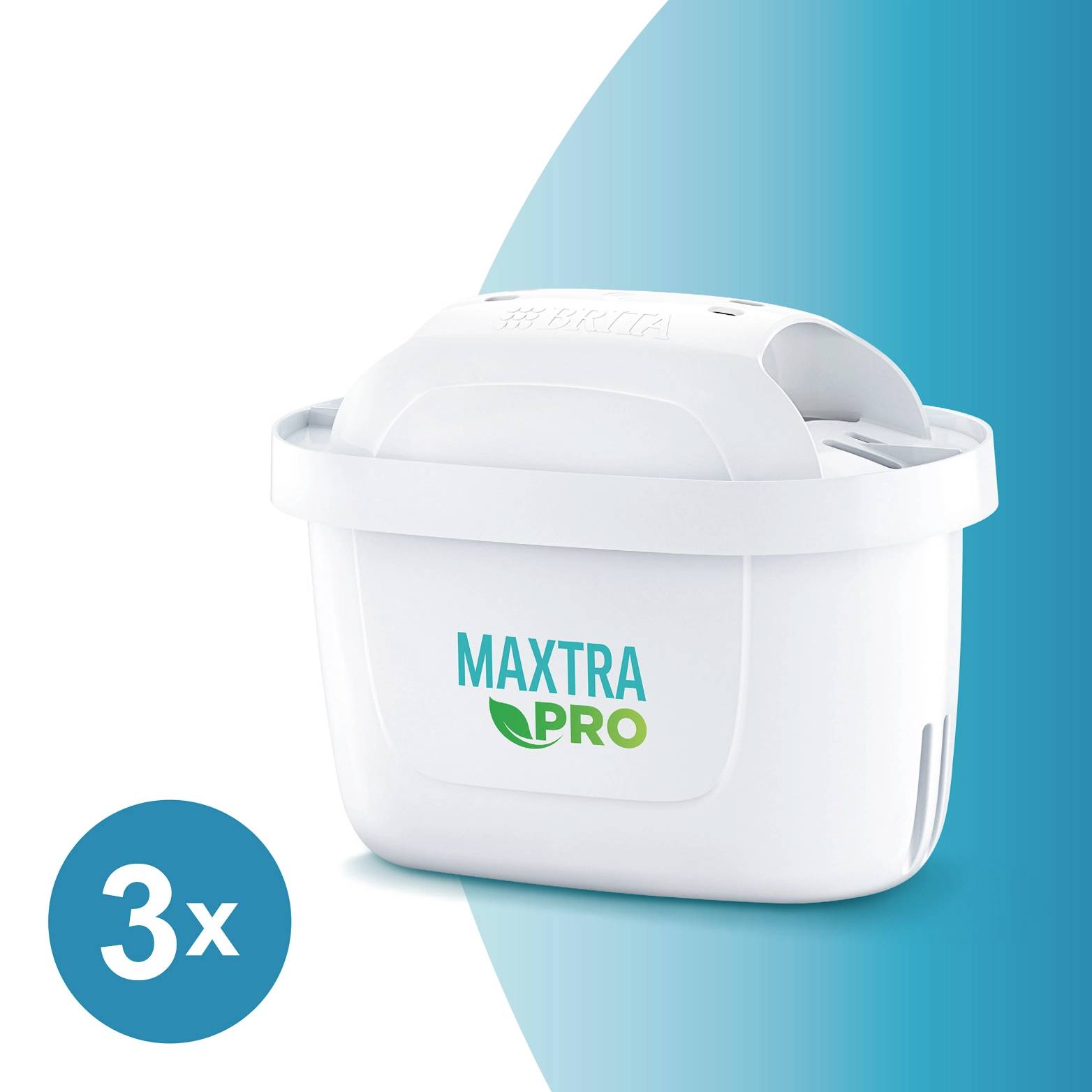 Filtrační patrona MAXTRA PRO v bílé barvě s modrým symbolem '3x' v levém dolním rohu. Jednoduché, moderní designové řešení na modrém přechodovém pozadí.
