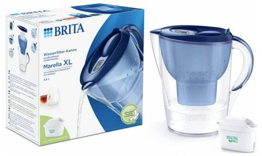Filtrační konvice Brita Marella XL v modré barvě, zobrazující obal a filtrační patronu. Kapacita: 3,5 l, s filtrační technologií MAXTRA+.