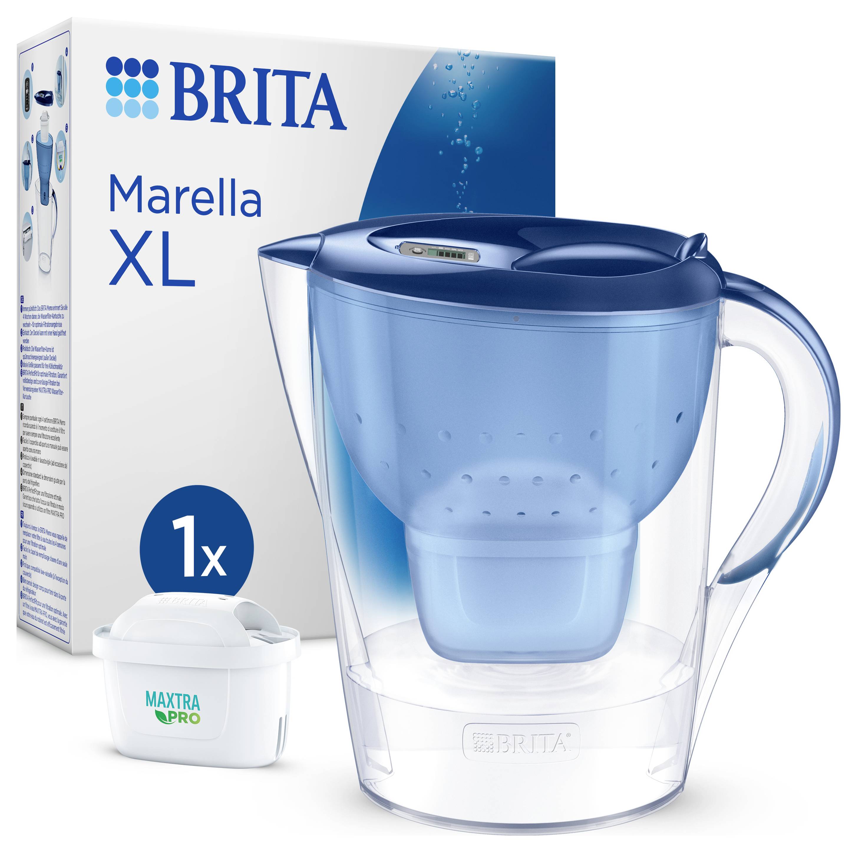 Modrý filtrační džbán BRITA Marella XL vedle obalu a náhradní filtrační patrony Maxtra Pro.