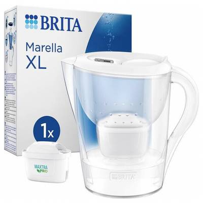 Filtrační konvice Brita, model Marella XL, s filtrem Maxtra Pro. Balení v pozadí. Ideální pro čistou pitnou vodu.