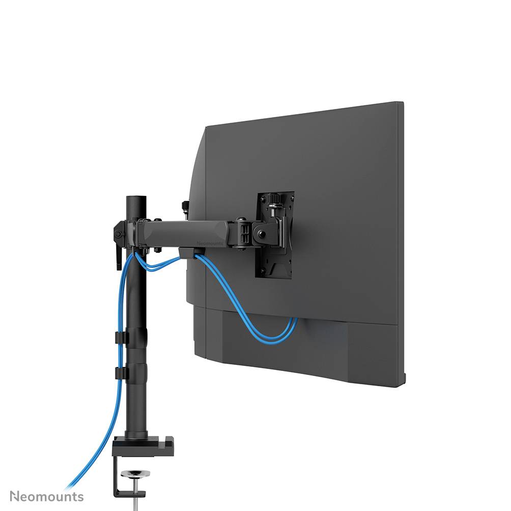 Počítačový monitor je upevněn na nastavitelném černém rameni monitoru, které je namontováno na psacím stole. Modřý kabel je připojen.