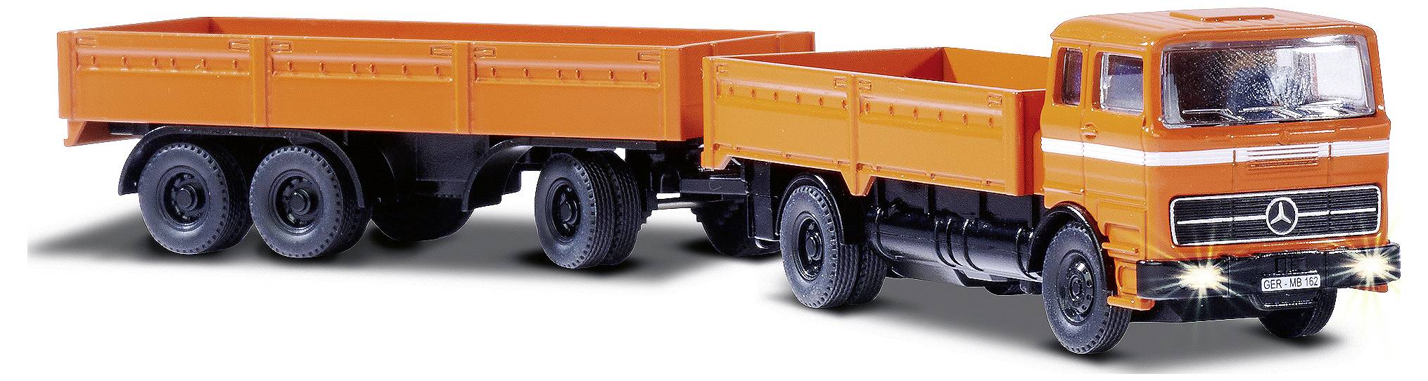 Oranžový nákladní vůz s přívěsem, pohled z boku. Oba s vysokými bočnicemi. Nákladní automobil má šest kol, přívěs čtyři.