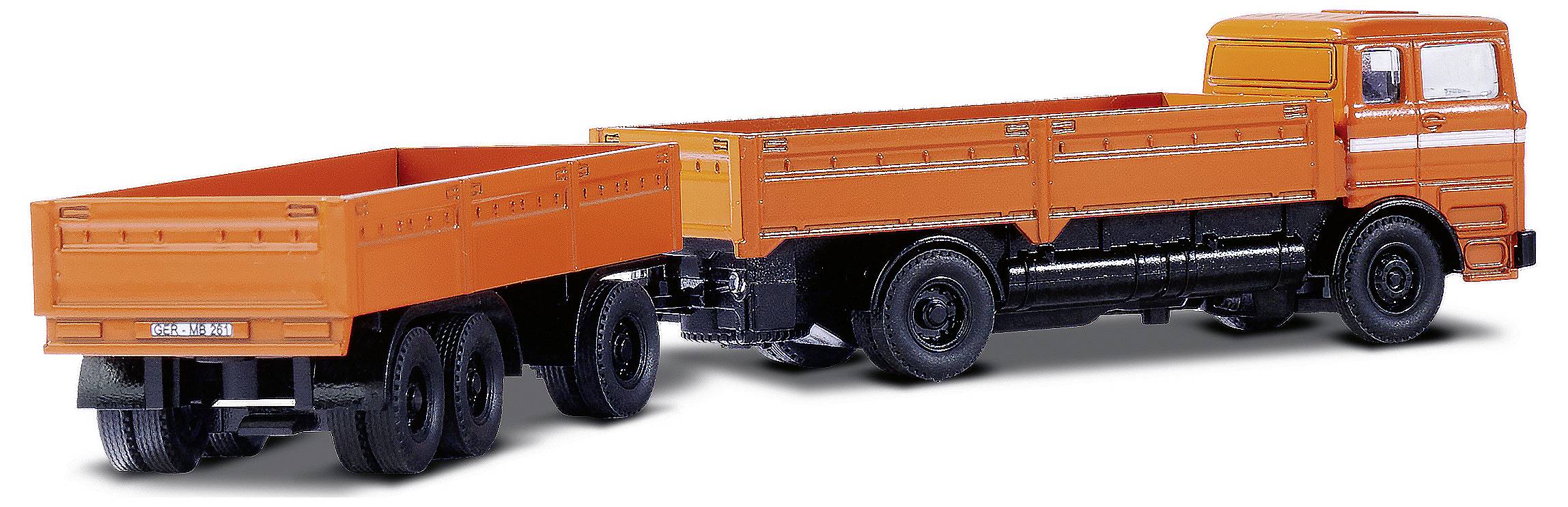Oranžový modelový náklaďák s přívěsem stojí na hladkém povrchu. Oba mají otevřené ložné plochy, které jsou detailně zpracované.