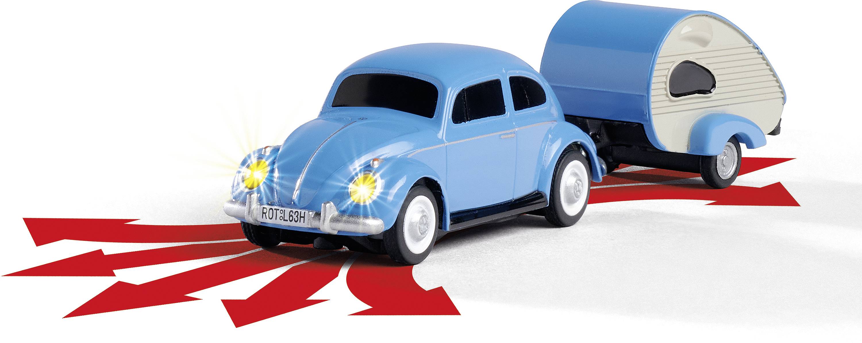 Modré hračkové auto s přívěsem jede po červených šipkách, které ukazují různými směry. Poznávací značka zní 'KAPITÁN'.
