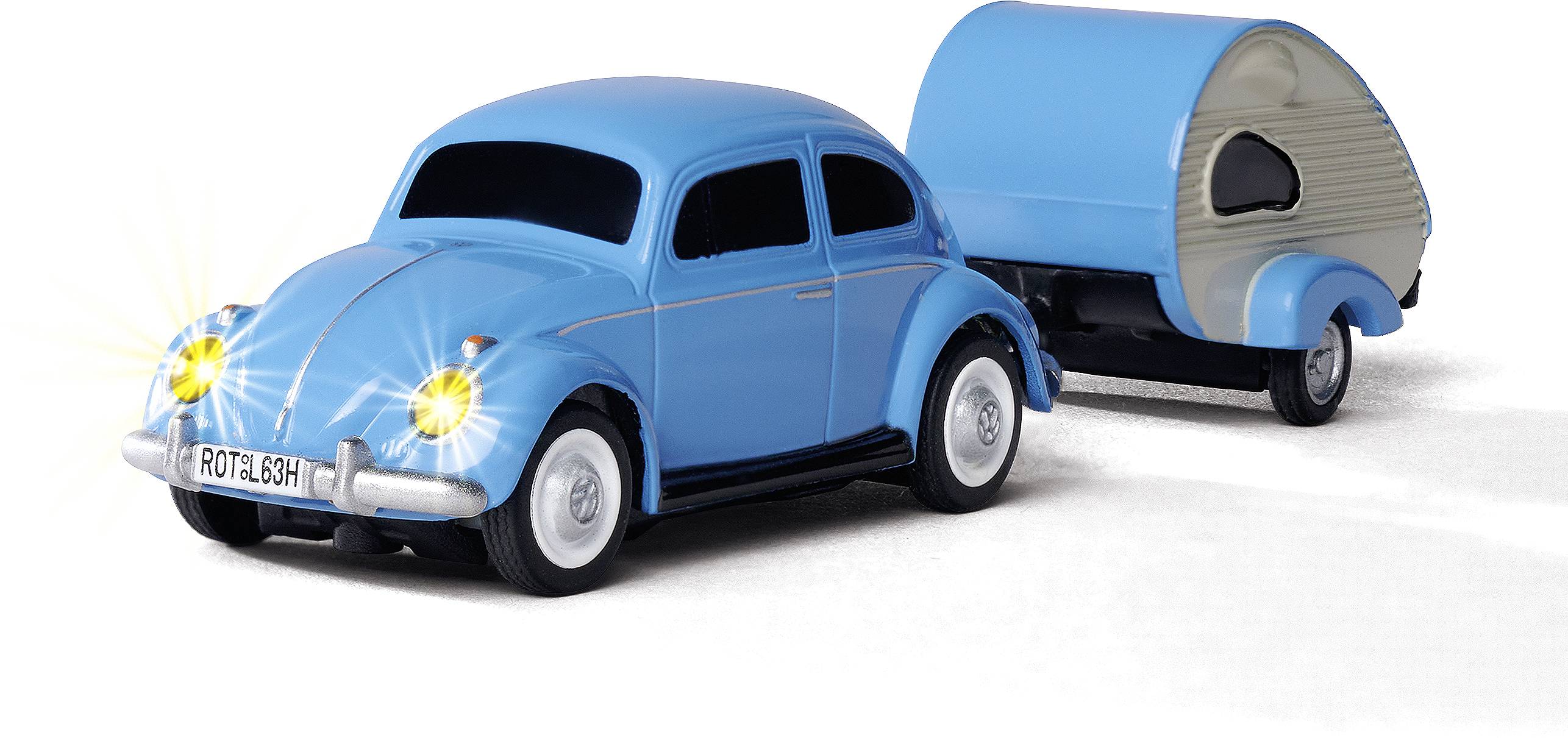 Modré modelové auto v retro stylu se zářícími světlomety táhne malým obytným přívěsem. Symbolizuje cestování a dobrodružství.