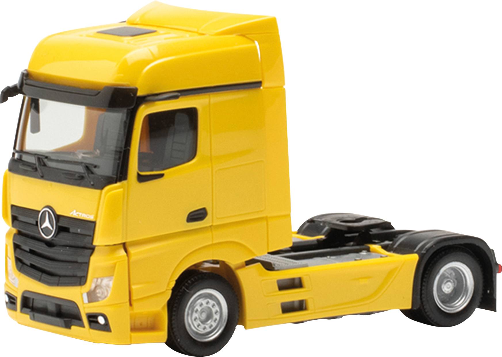 Žlutý model nákladního automobilu bez přívěsu na bílém pozadí. Zaměření je na kabinu řidiče.