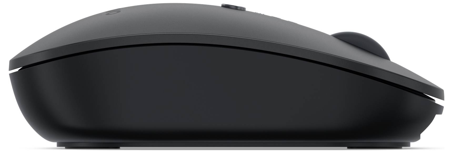Černá bezdrátová počítačová myš z bočního pohledu na bílém pozadí. Ideální pro ergonomické držení ruky.