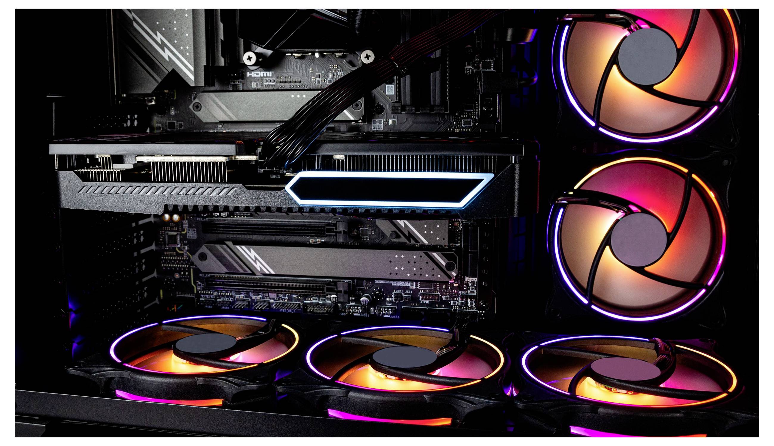 Vnitřek počítače s grafickou kartou a pěti RGB podsvícenými ventilátory pro chlazení. Osvětlení v různých barvách.