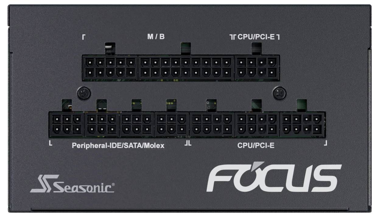 Zadní strana napájecího zdroje Seasonic Focus s modulárními přípojnými porty pro základní desku, CPU/PCI-E, periferní rozhraní IDE/SATA/Molex.