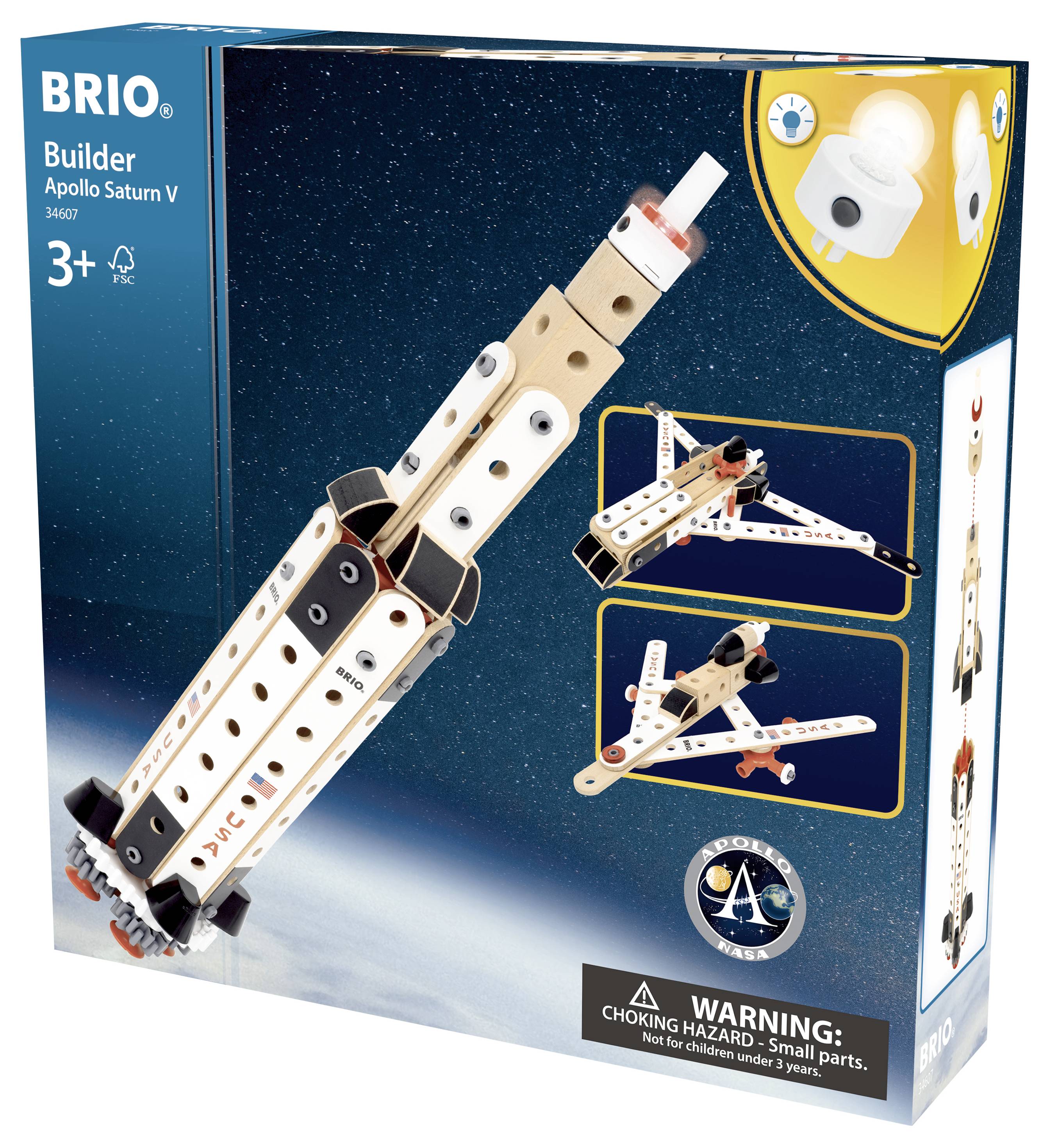 Obrázek zobrazuje stavebnici Apollo Saturn V od společnosti Brio Builder. Vpravo nahoře jsou k vidění ukázkové modely, v pozadí je vesmír.