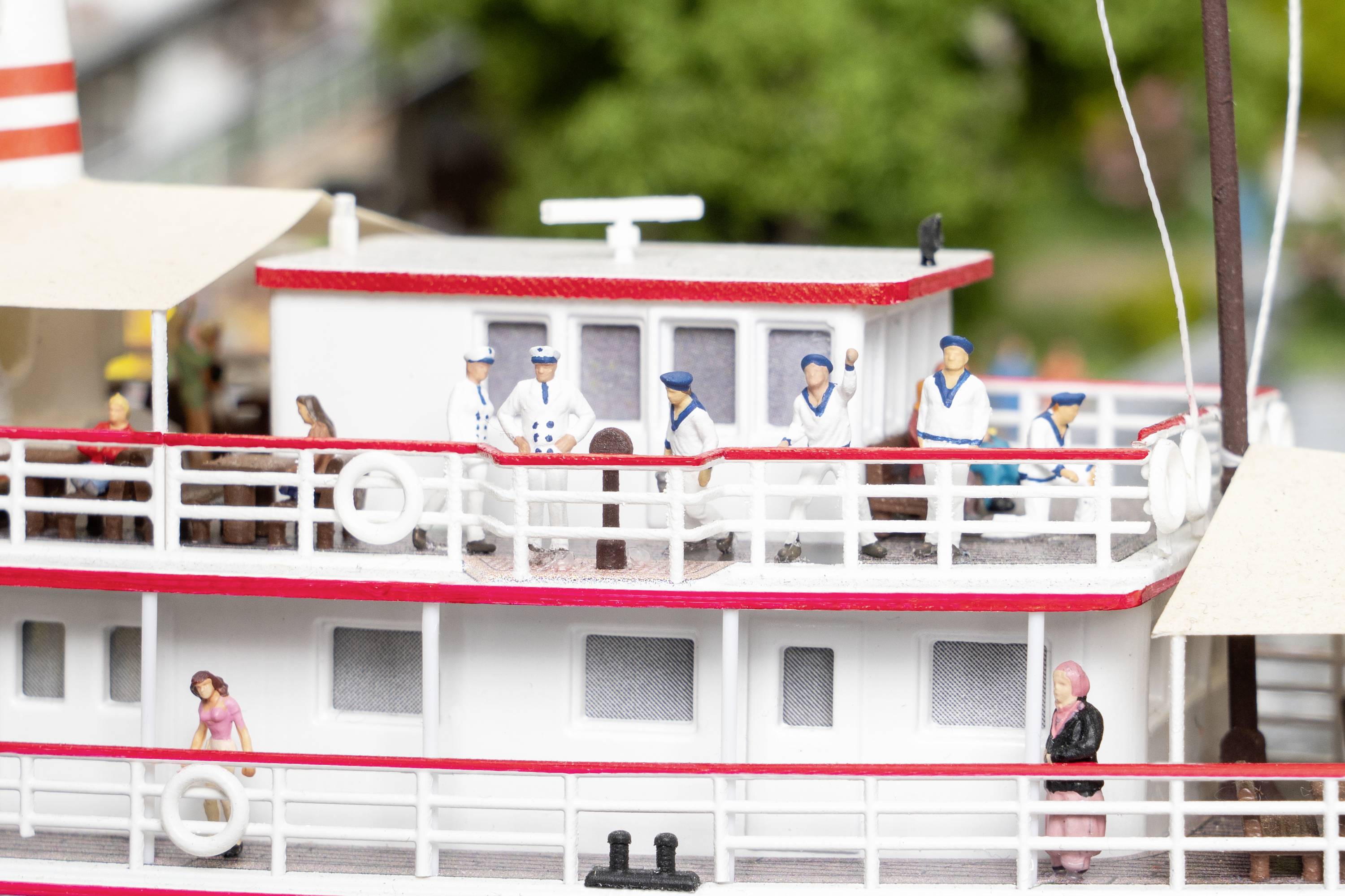 Model lodi s několika malými figurkami v námotnických uniformách na palubě zachycuje maritime scénu s nádechem nostalgie.