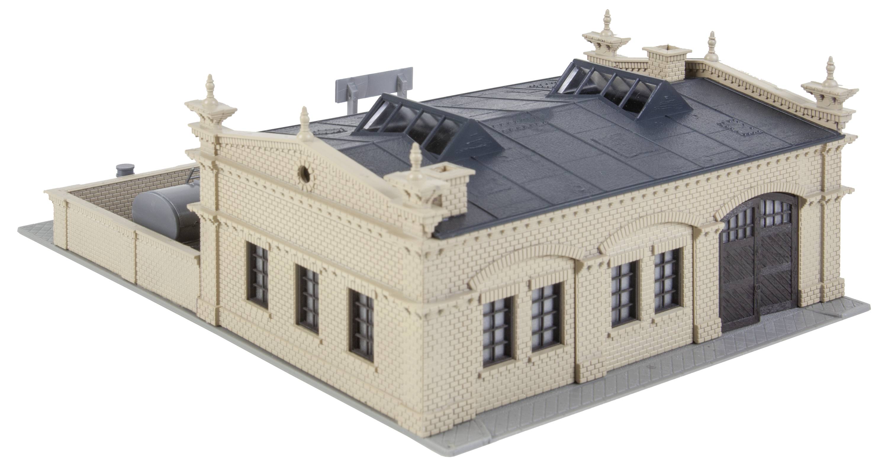 Model historické průmyslové budovy s velkou tmavou střechou a mnoha ozdobnými detaily. Okna jsou pravidelně rozmístěna.