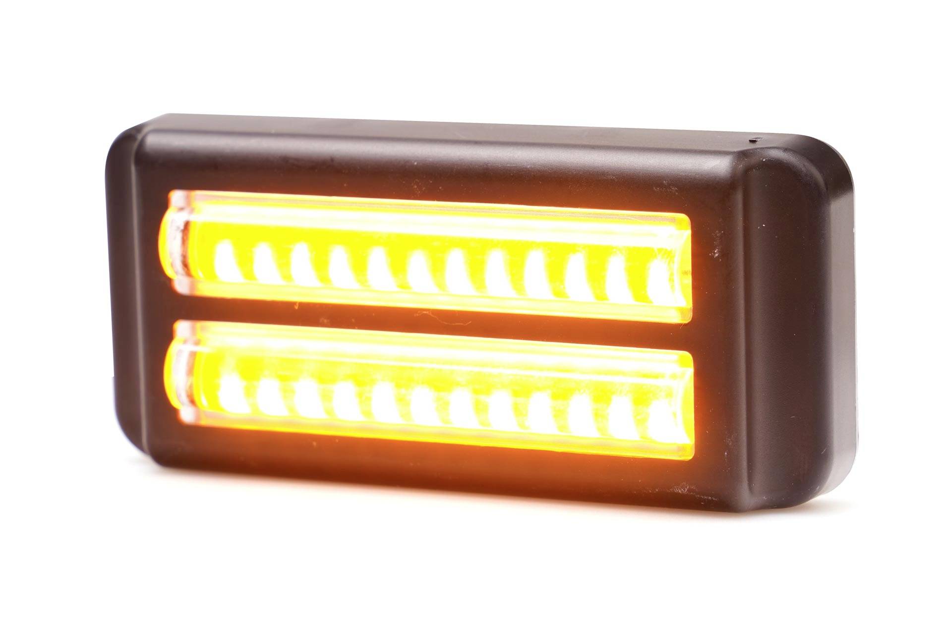 Černý kryt se dvěma horizontálními svítícími žlutými LED pásky pro osvětlovací účely.