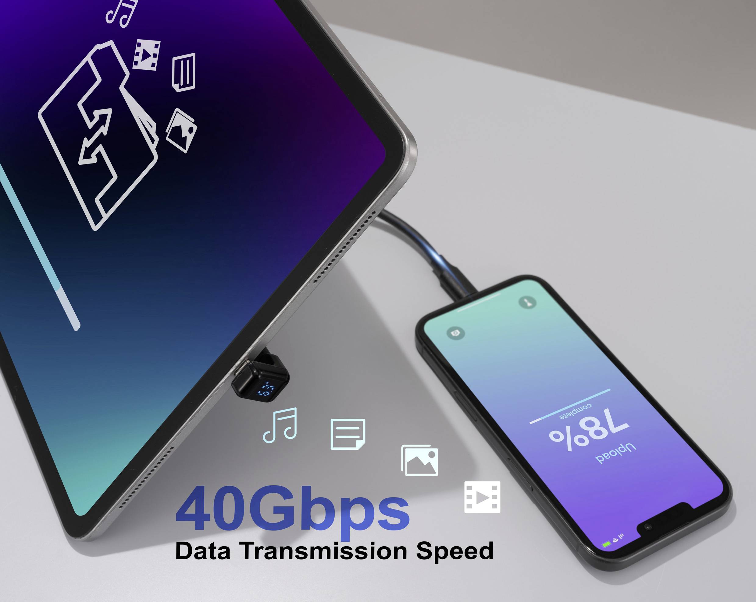 Smartphone a tablet propojené kabelem, zobrazující přenosovou rychlost dat 40Gb/s a stav nabití telefonu na '78 %'.