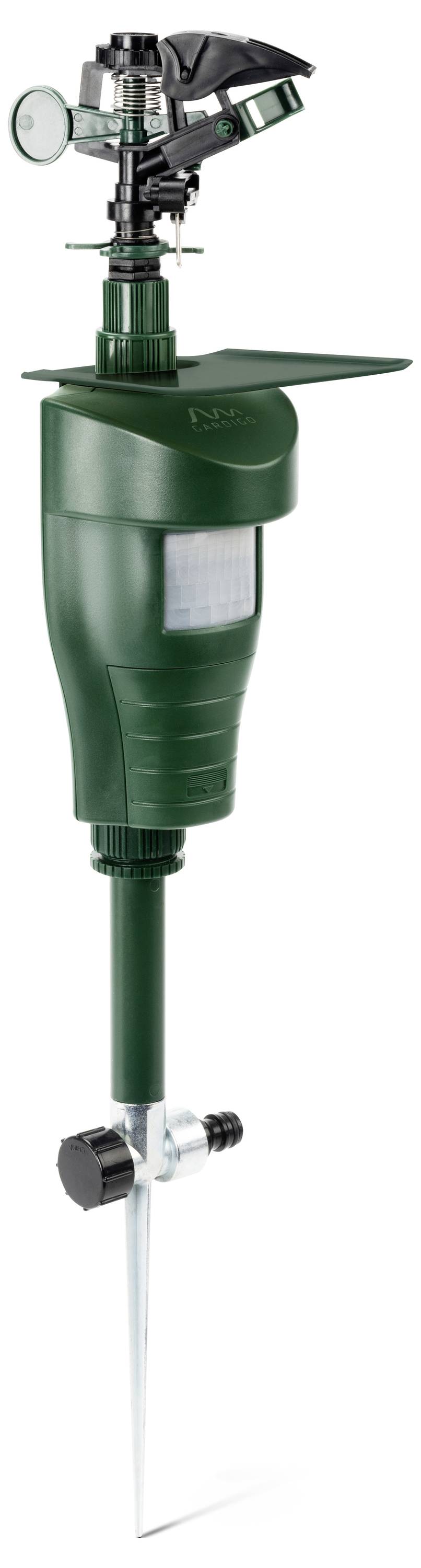 Zelený postřikovač s čidlem a zemním hrotem, který se používá k automatickému zavlažování zahrad.