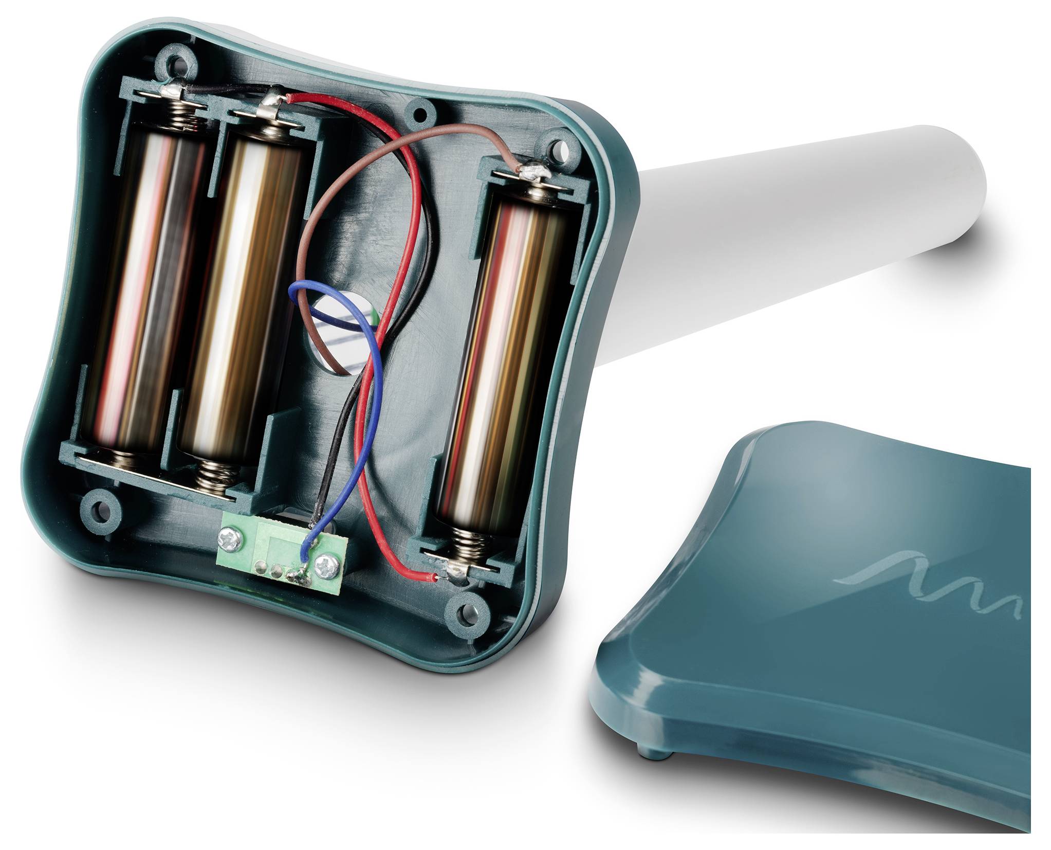 Otevřený prostor pro baterie elektrického zařízení se třemi bateriemi a viditelnými vodiči elektrického obvodu.