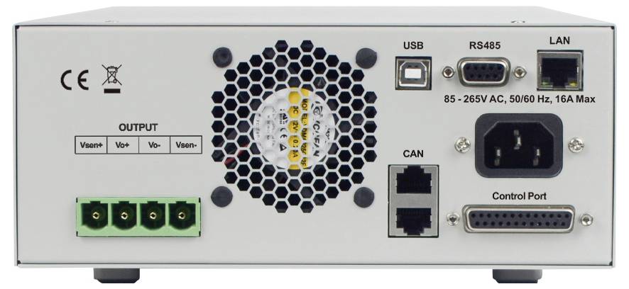 Napájecí zdroj - zadní panel zobrazující výstupní porty, USB, RS485, LAN, CAN a ovládací portová připojení s větracím otvorem ventilátoru uprostřed.