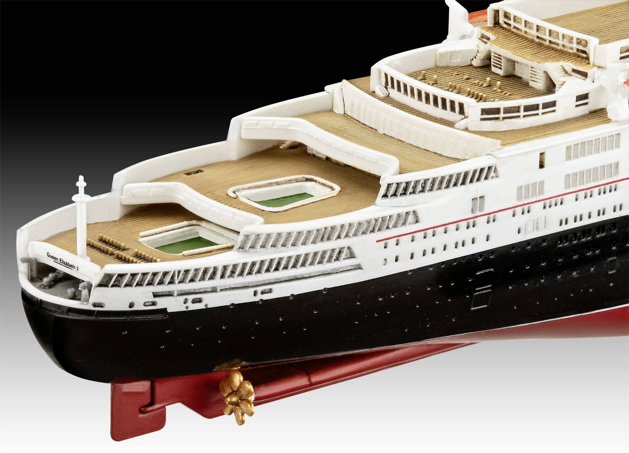 Model lodi s detailně zpracovanými palubami a věrnými napodobeninami bazénů na bílém povrchu.