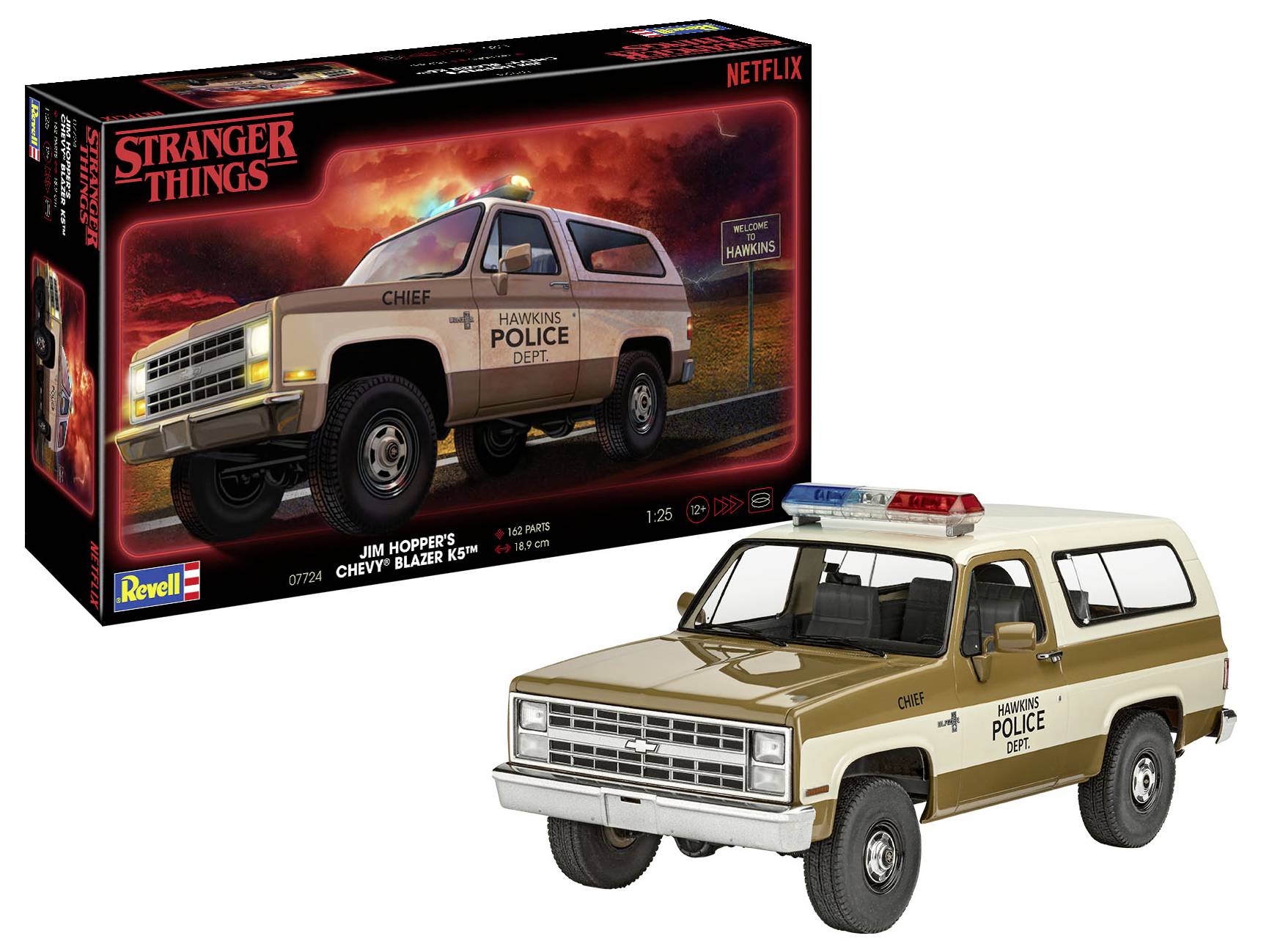Model hračky Jima Hopperova Chevy Blazeru ze seriálu Stranger Things s obalem. Zásahové vozidlo hawkinské policie s modrým majákem.