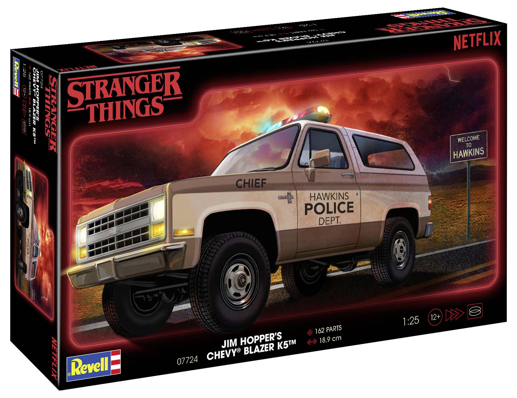 Balení modelářské sady policejního vozu Chevy Blazer z oddělení policie Hawkins ze seriálu 'Stranger Things'. Obsahuje 16 dílů, měřítko 1:25.