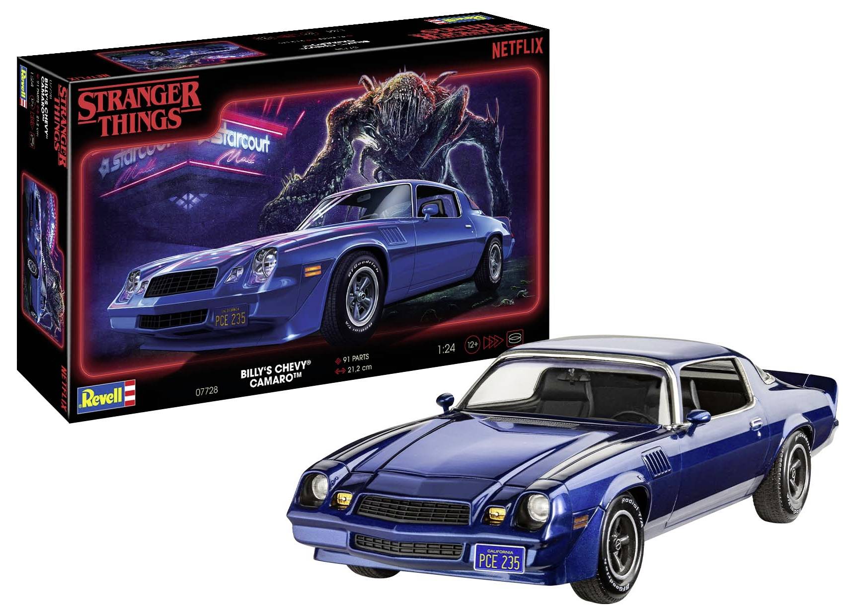 Model auta modrého Chevroletu Camaro s obaly připomínajícími seriál 'Stranger Things', zobrazující vůz vedle seriálového pozadí.