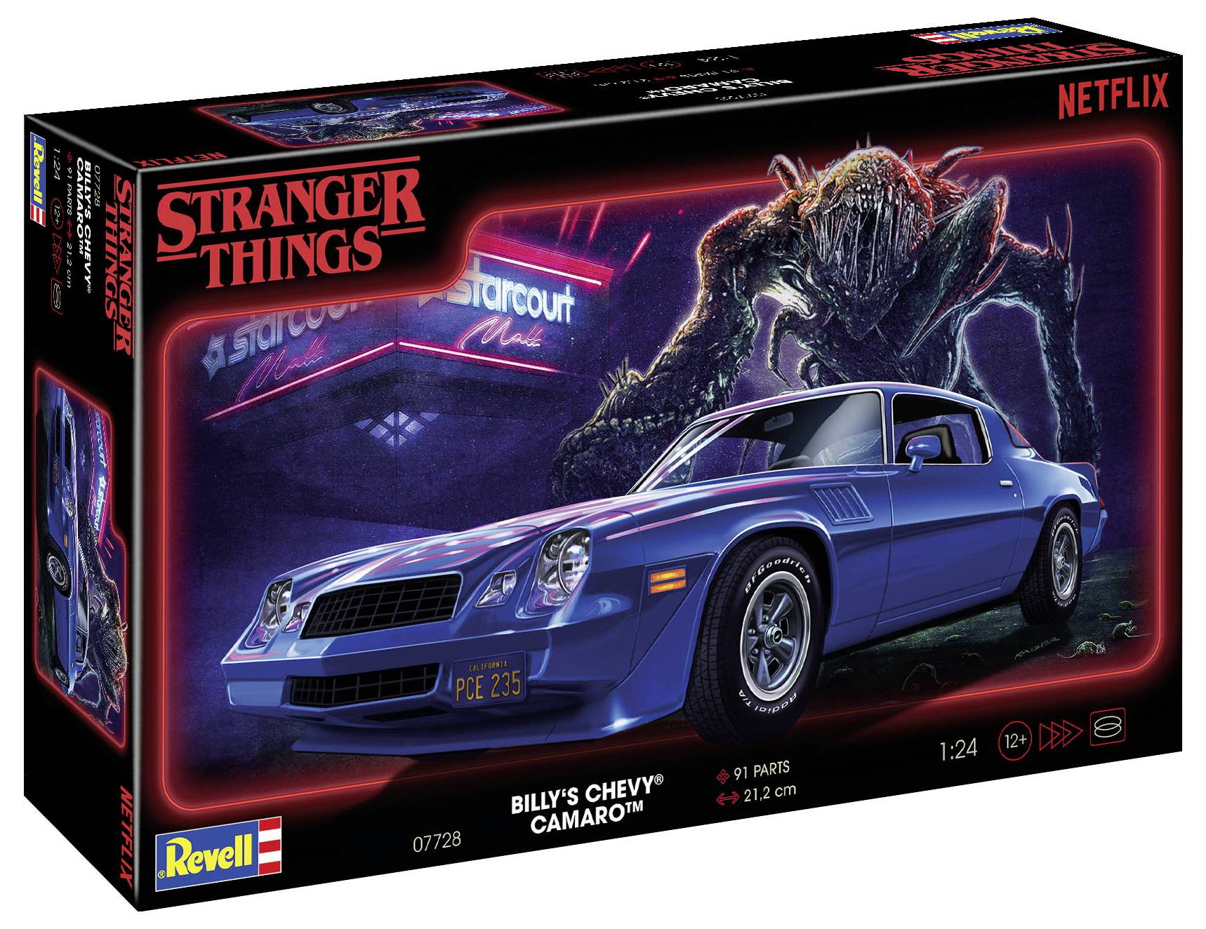 Stavebnice modrého Chevy Camara v obalu ze seriálu 'Stranger Things'. V pozadí příšera před nákupním střediskem.