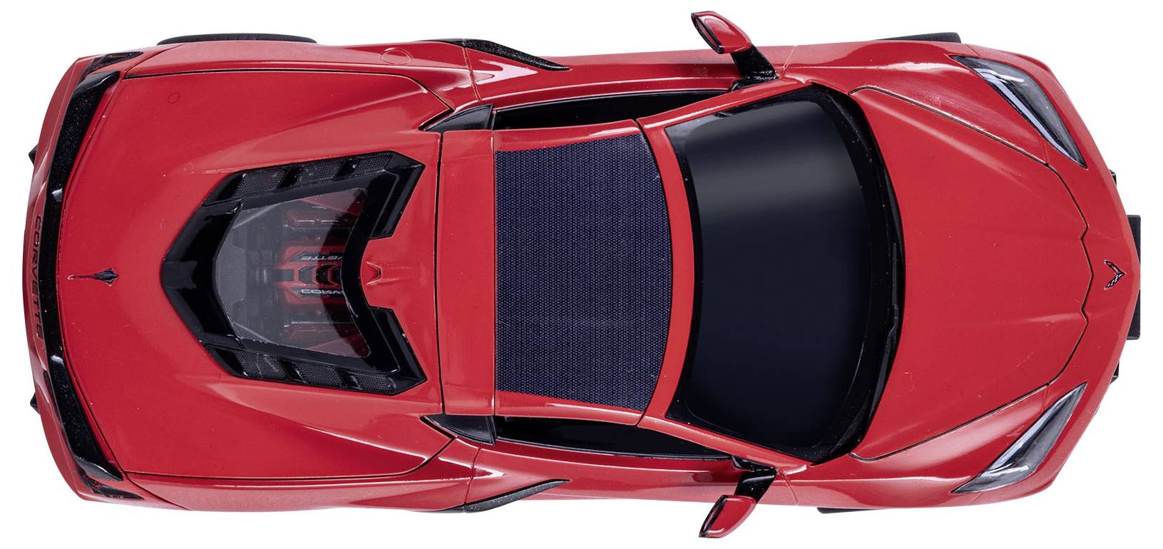 Červený sportovní vůz pohledem shora, ukazující aerodynamický design a výrazné linie. Viditelný design vozidla a kapota motoru.