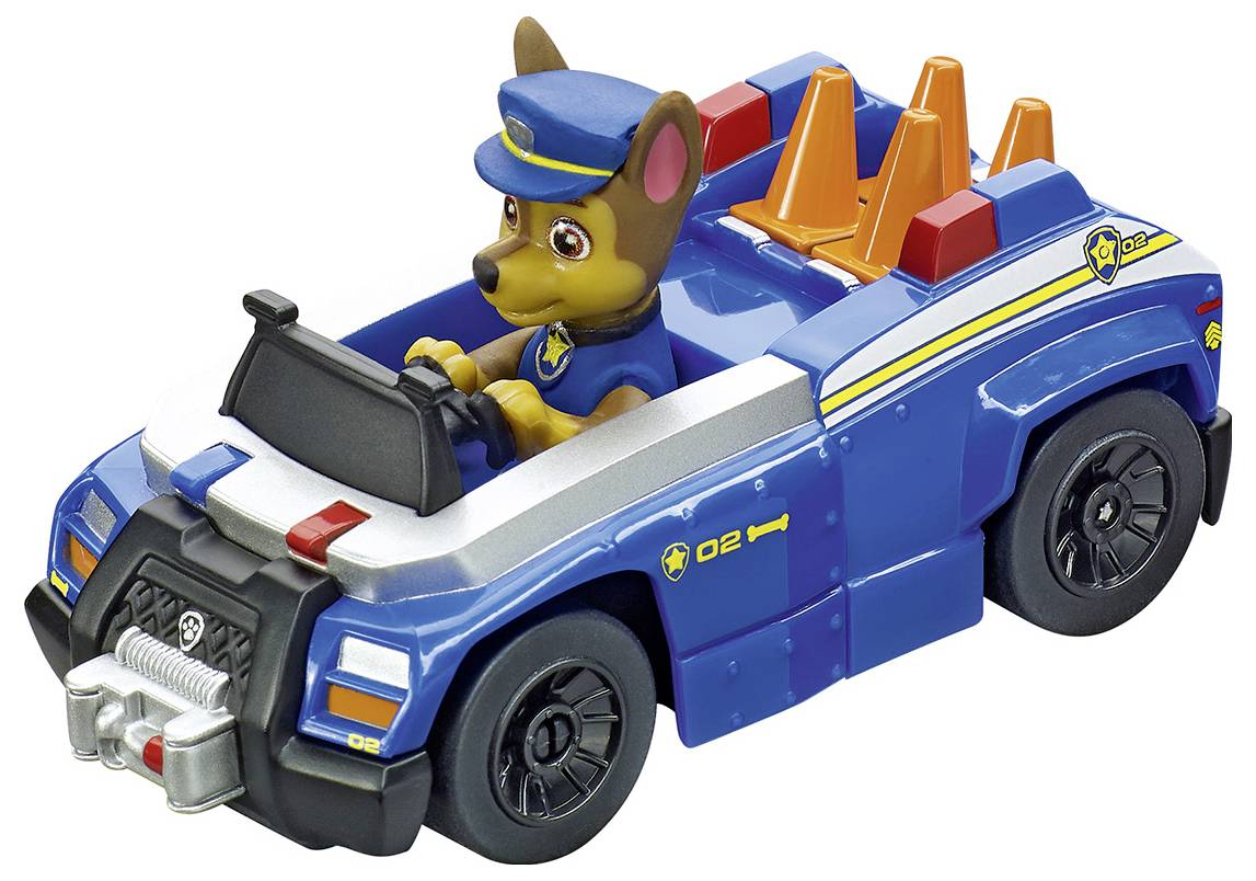 Hračkářské auto s psem v policejní uniformě. Modrá karoserie, oranžový kužel vzadu. Pes sedí za volantem.