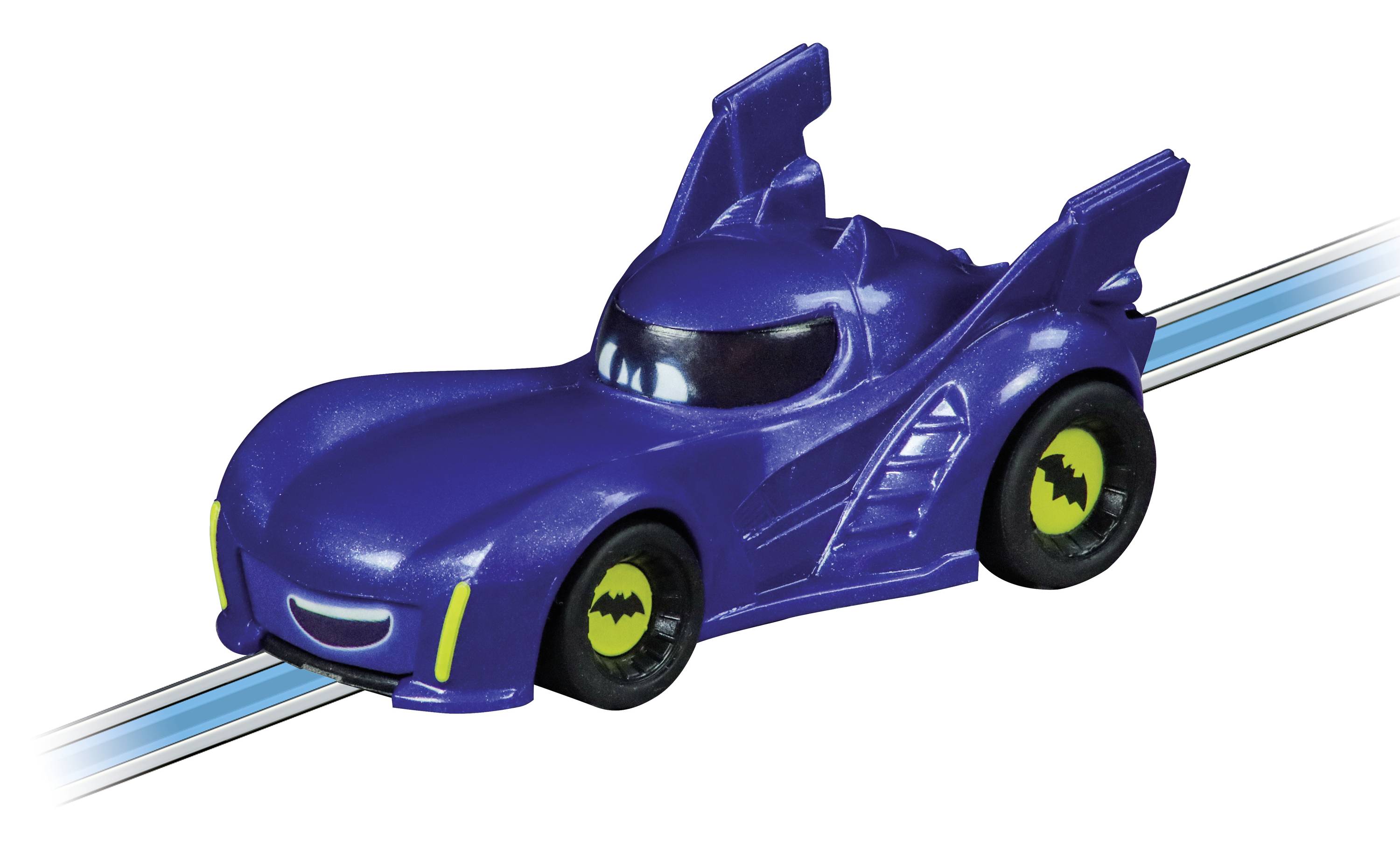 Modré hračkové auto s černými batmanovskými symboly na kolech, umístěné na modré kolejnici.