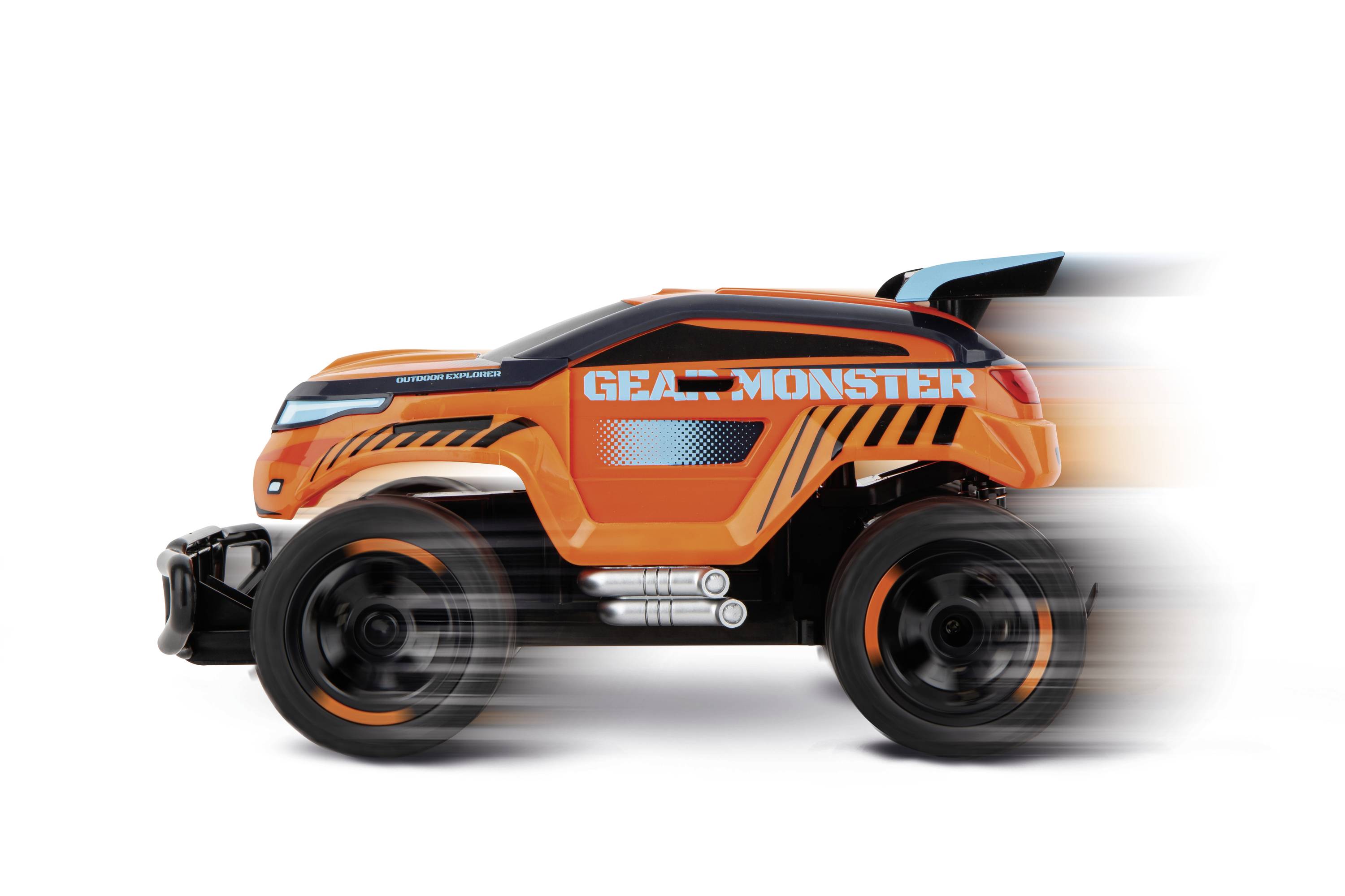 Oranžové hračkářské auto s nápisem 'Gear Monster' rychle jede doprava. Má velká kola a moderní design.