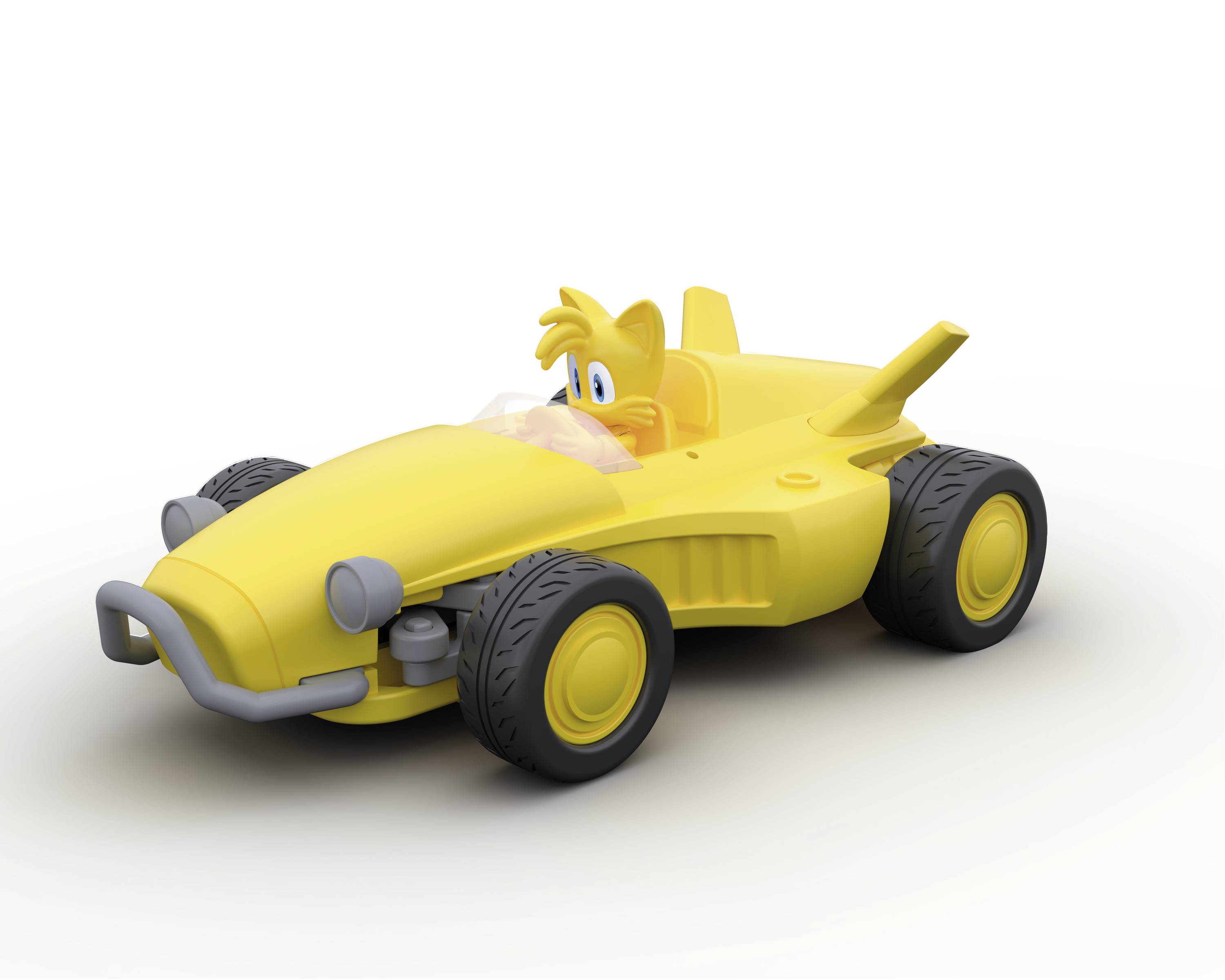 Žluté hračkářské auto s velkými černými koly a spoilerem. Postavička z komiksu sedí za volantem.