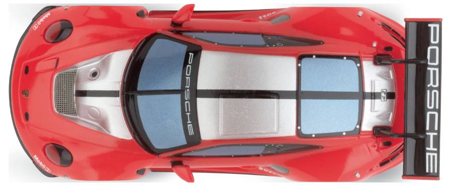Červený závodní vůz pohledem shora s černými a modrými akcenty. Zadní křídlo s nápisem 'Porsche'.