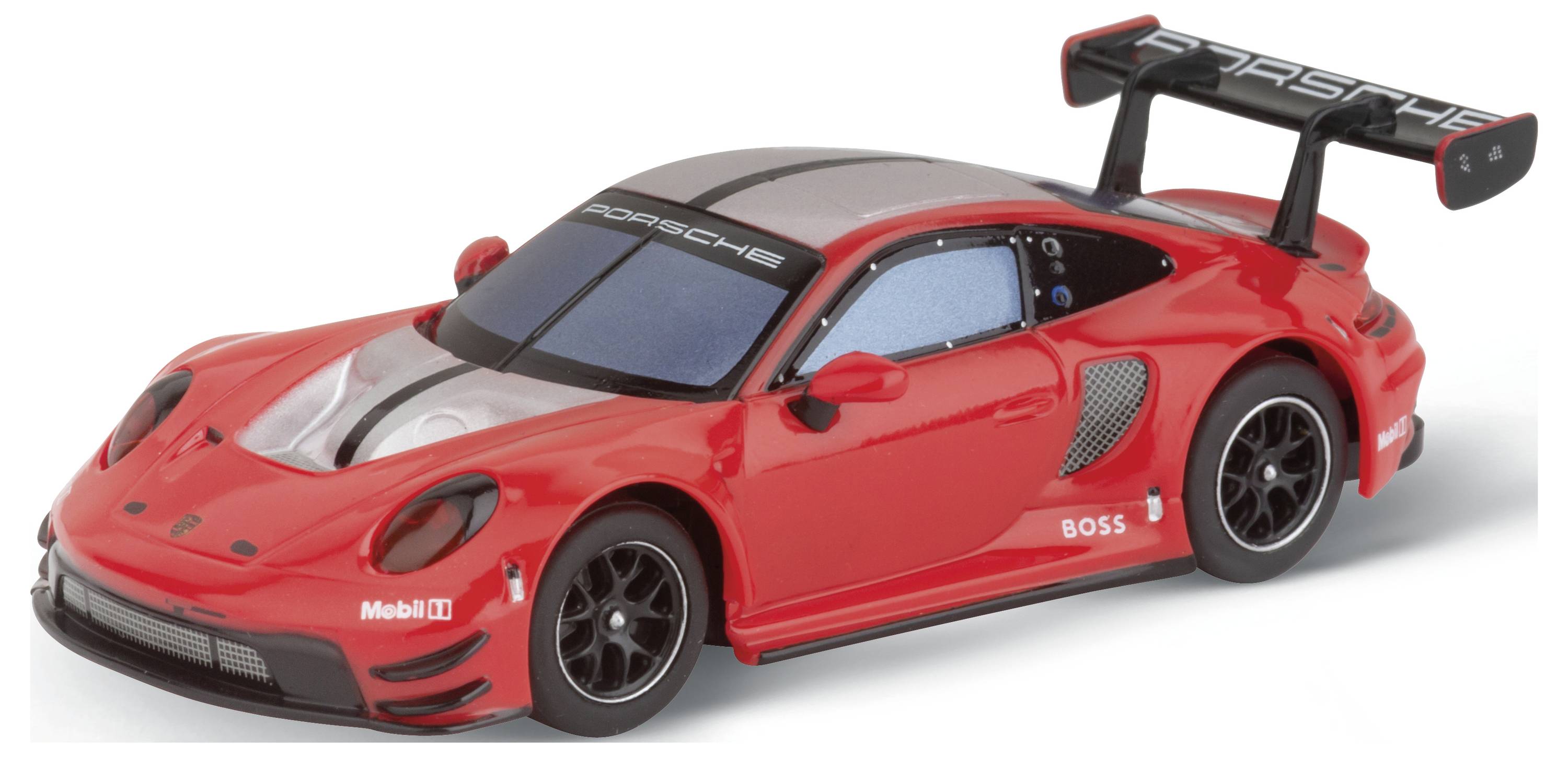 Červené modelové auto sportovního vozu s černým zadním spoilerem a viditelnými označeními. Hračka stojí na bílé ploše.