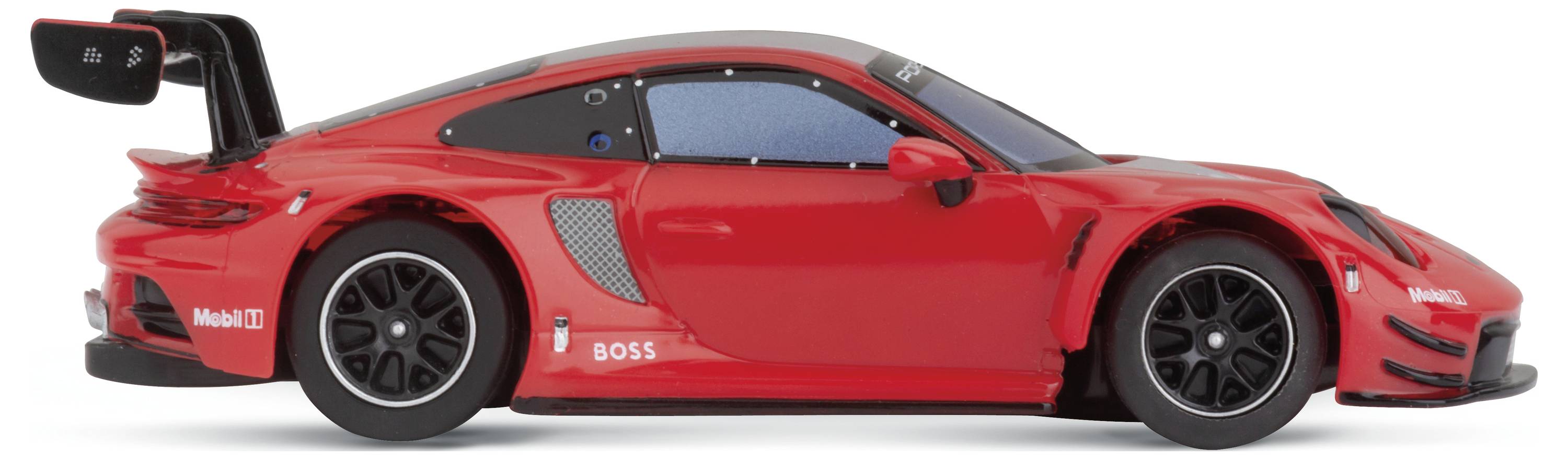 Červené hračkářské auto v bočním pohledu. Model má velký zadní spoiler a černá kola. Je sportovně navržené.