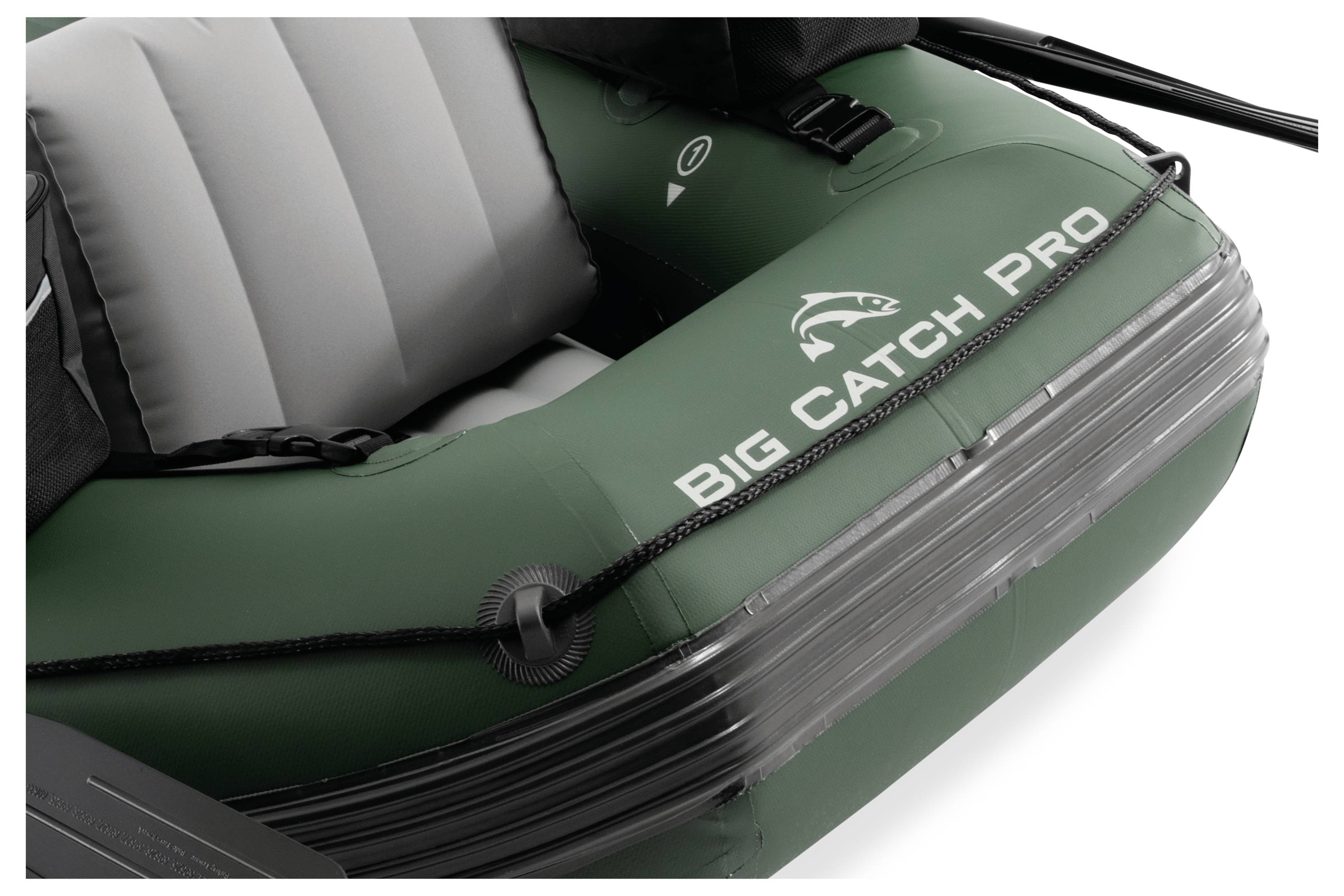 Zelený nafukovací člun s šedými sedadly, označený nápisem 'Big Catch Pro'.