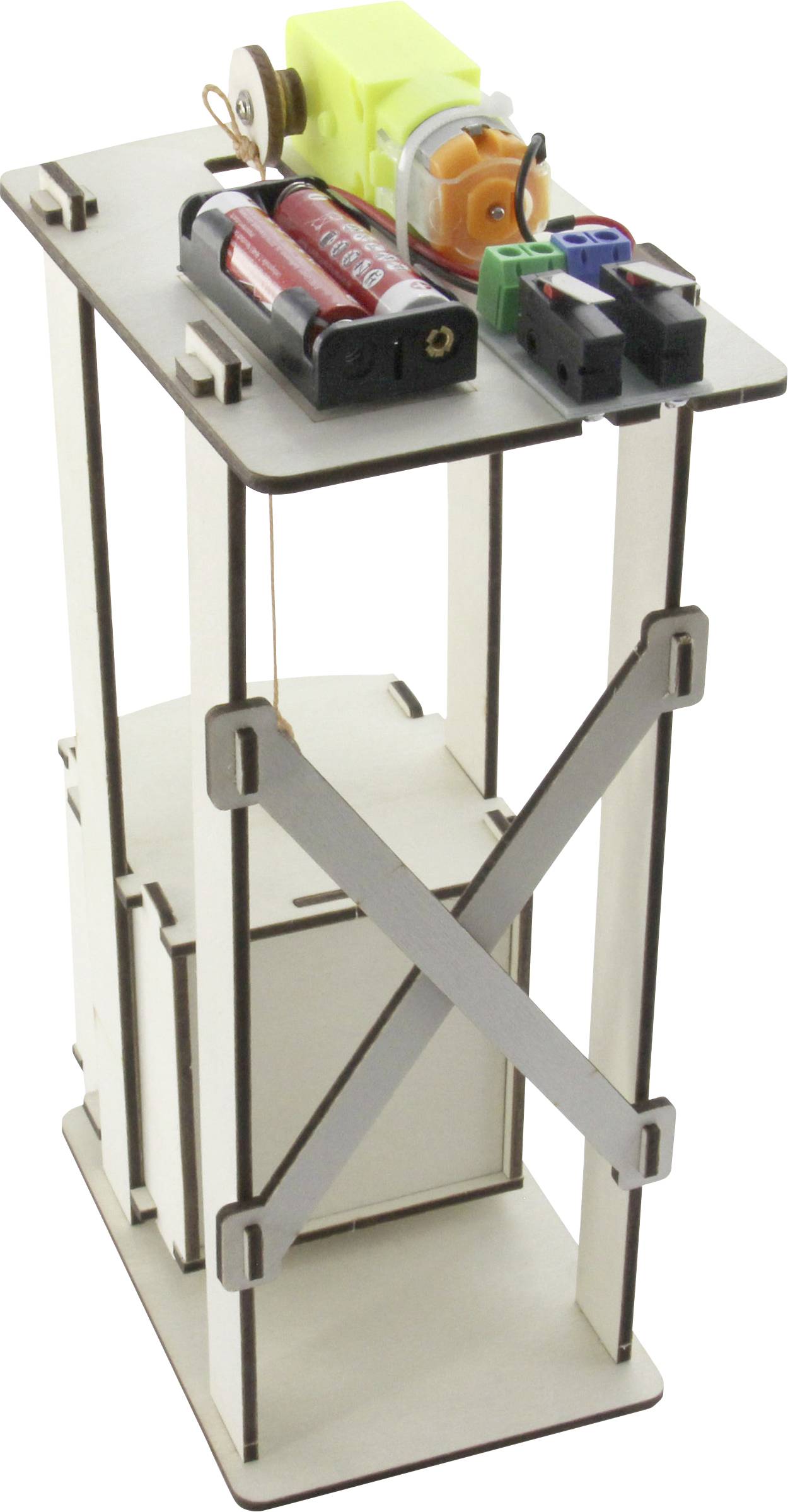 Dřevěný modelový výtah s viditelnými ozubenými koly, bateriemi a elektronickými komponenty ukazuje jednoduchou mechanickou strukturu.