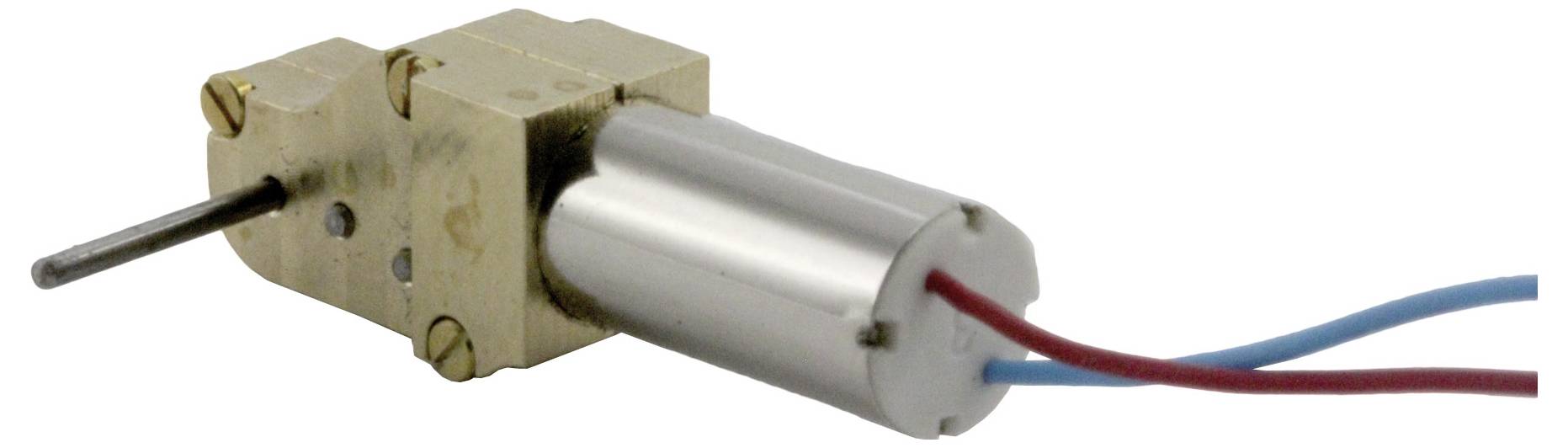 Kovový elektromotor s válcovým pouzdrem a vyčnívající hřídelí, připojený ke dvěma drátům, modrému a červenému.