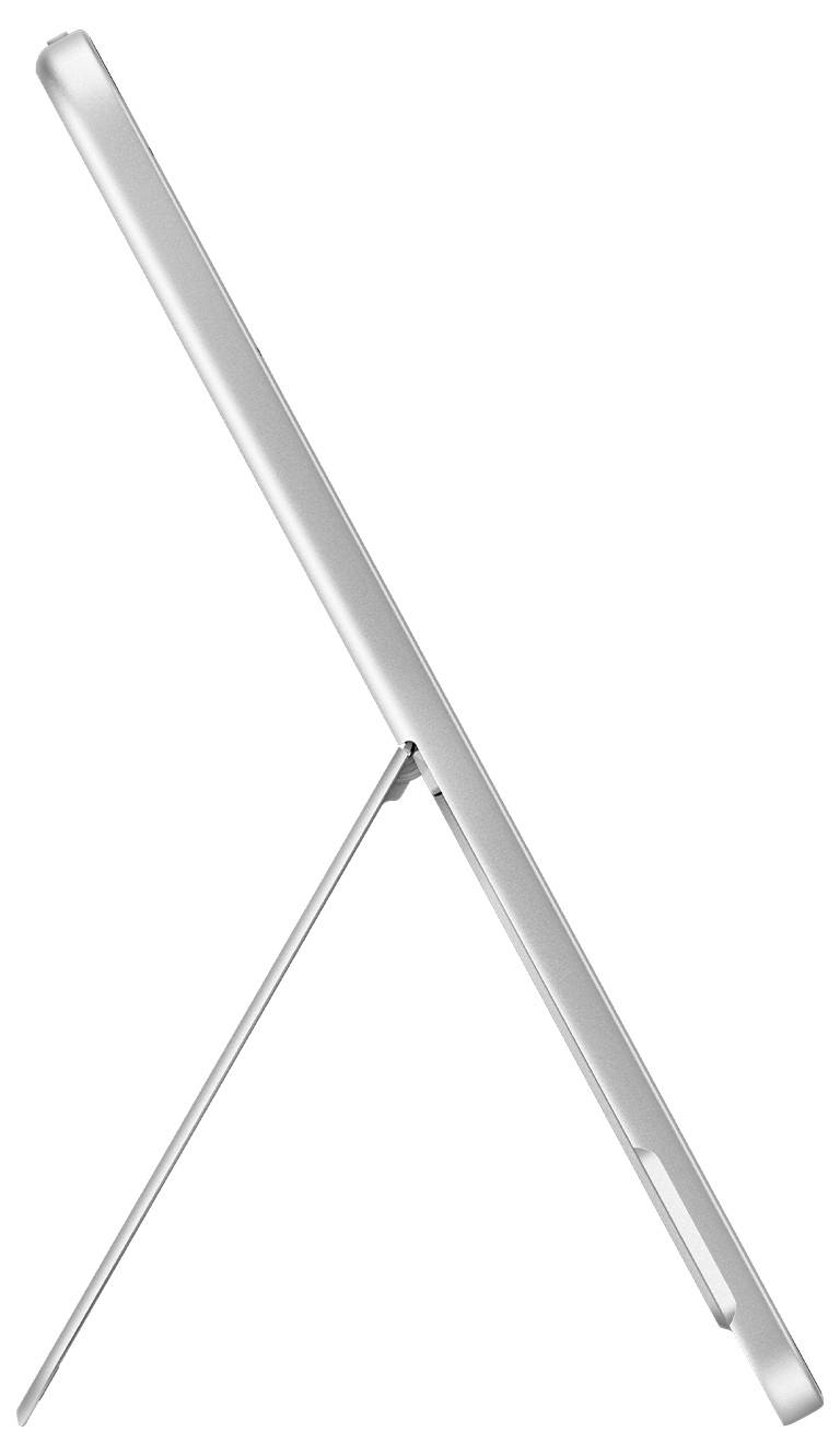 Tenký stříbrný tablet položený na stojánku, pohled z boku, který zvýrazňuje jeho štíhlý profil a minimalistický design.