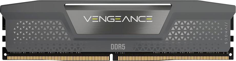 Černý modul DDR5 RAM označený "Vengeance" s trojúhelníkovými vzory.