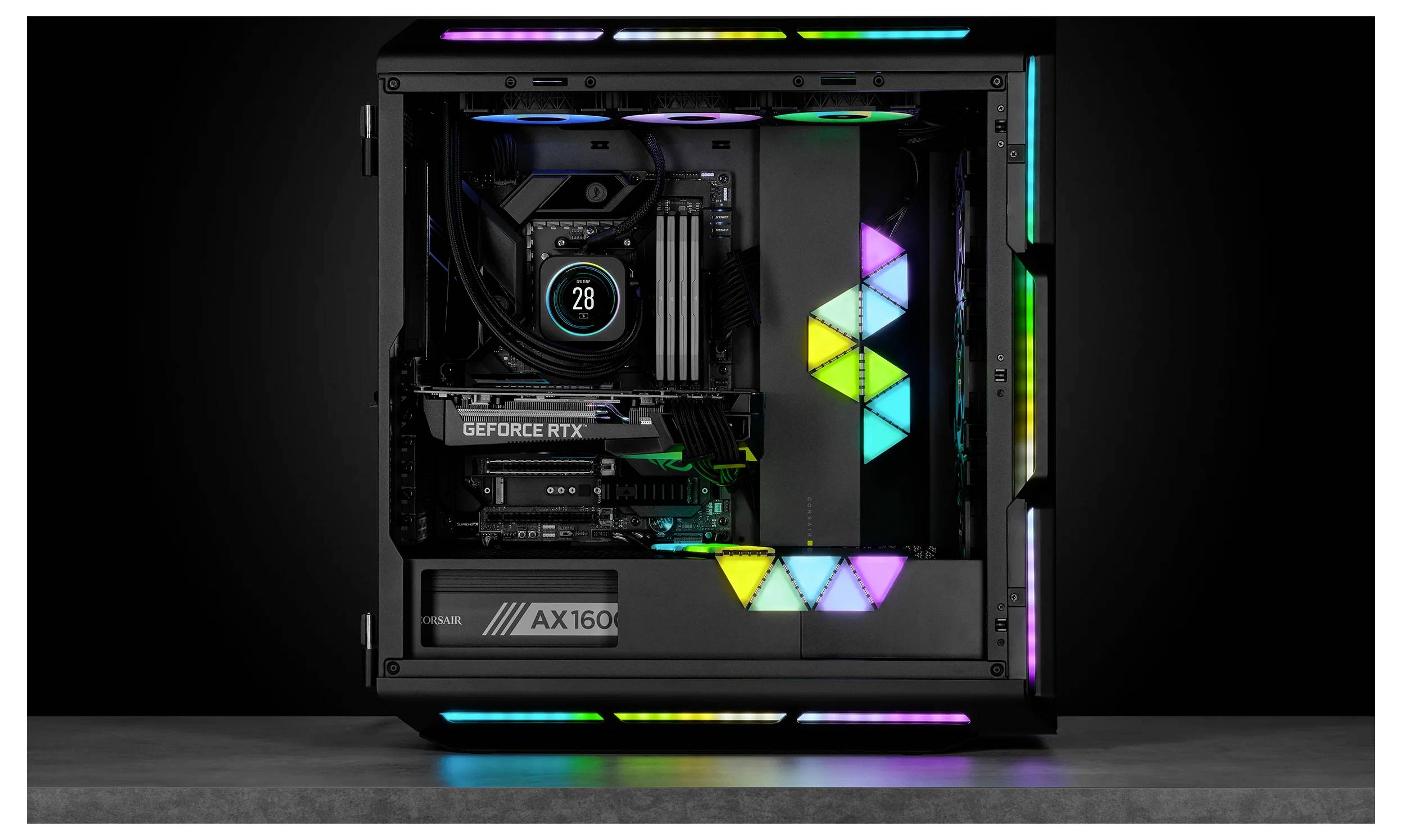 Počítač s průhledným bočním panelem odhaluje interní komponenty, které jsou vybaveny barevným RGB osvětlením a grafickou kartou GeForce RTX.