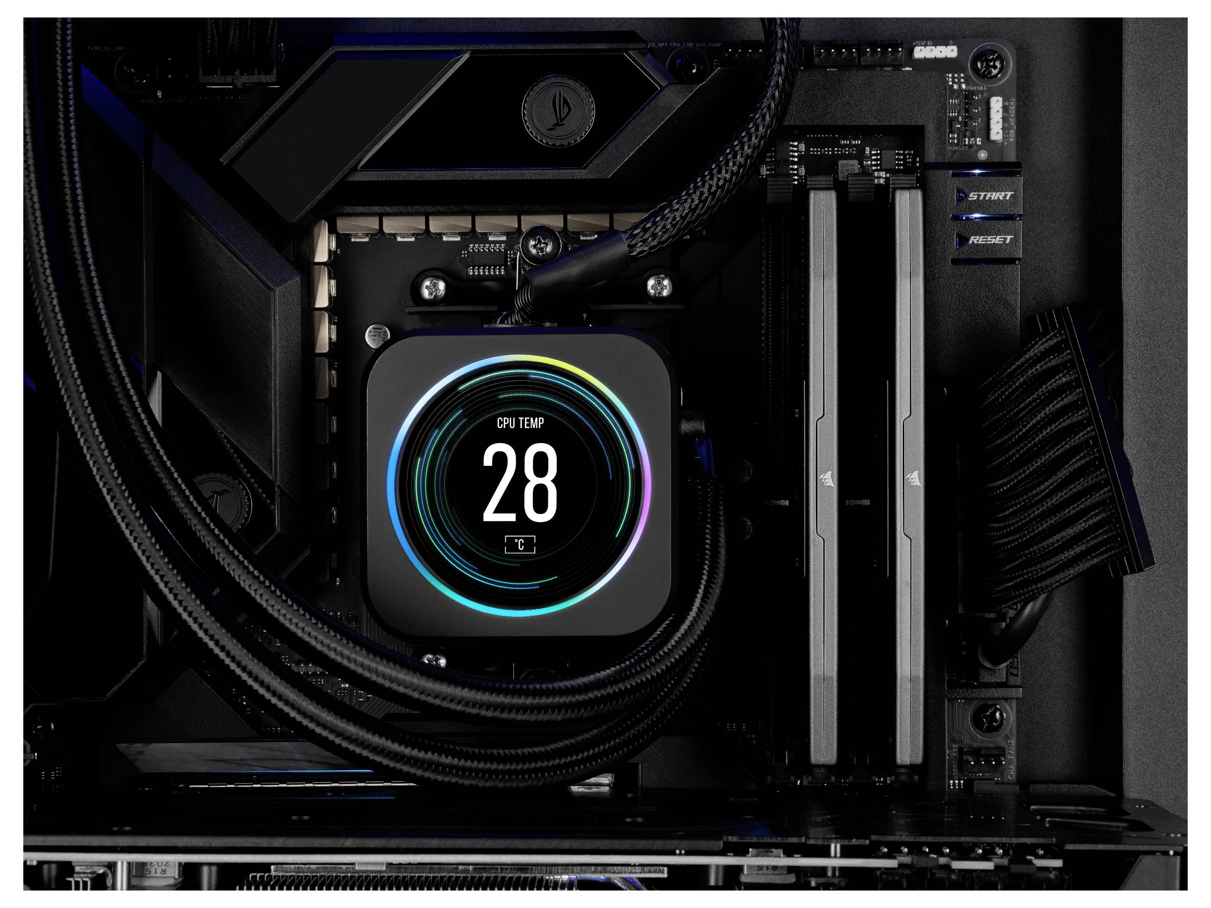 Interní komponenty stolního počítače se zvýrazněným systémem tekutinového chlazení zobrazujícím "CPU Teplota" 28 stupňů na LED displeji.