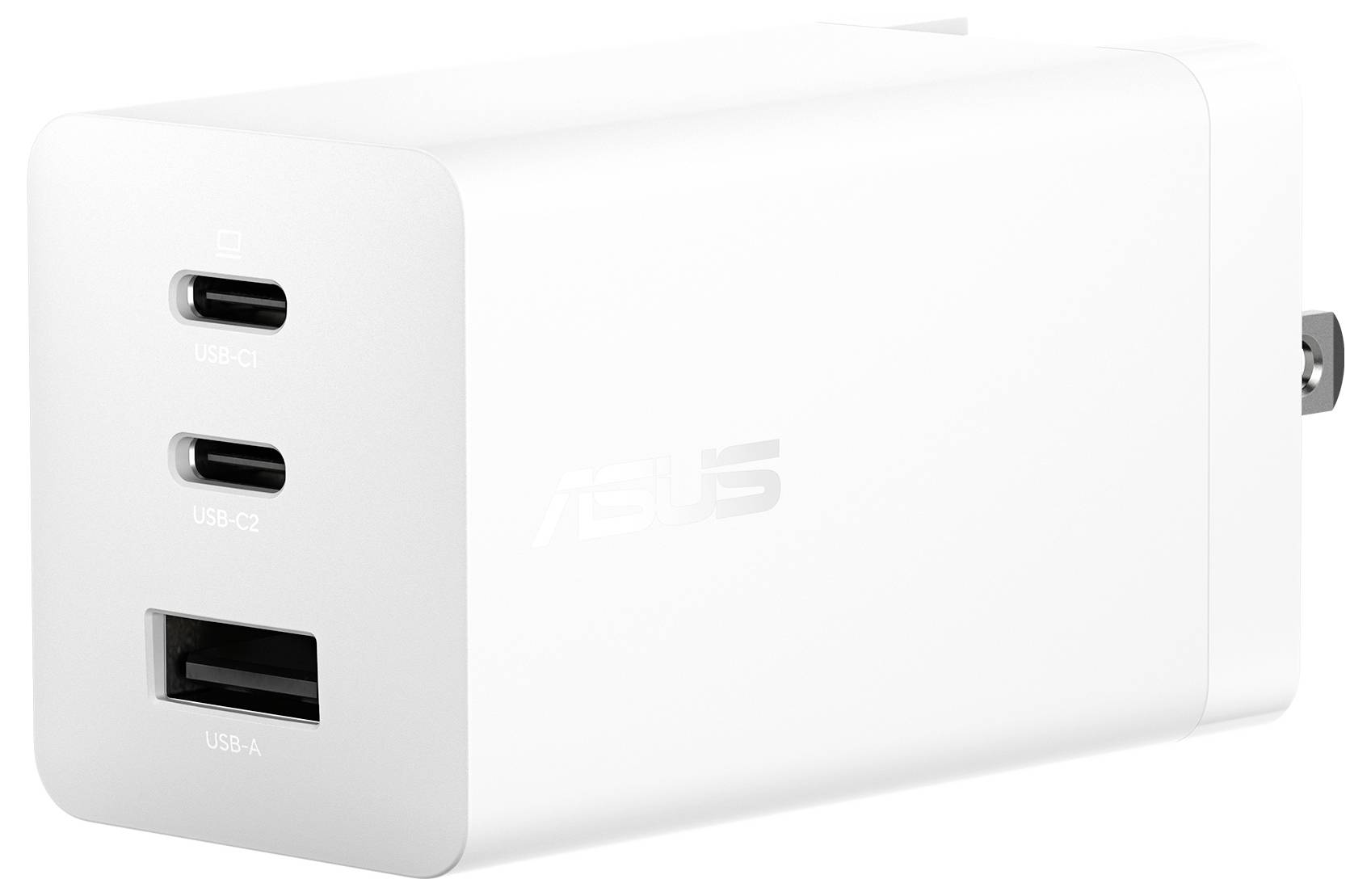 Bílý nabíjecí adaptér se dvěma porty USB-C označenými jako „USB-C1" a „USB-C2" a jedním portem USB-A označeným jako „USB-A", zobrazený z úhlu.