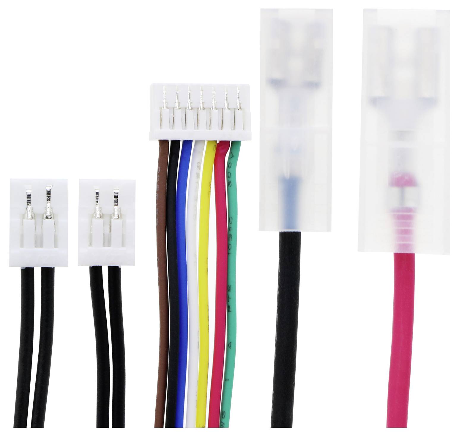 Pět různobarevných elektrických kabelů, z nichž každý je připojen k bílé plastové zástrčce.